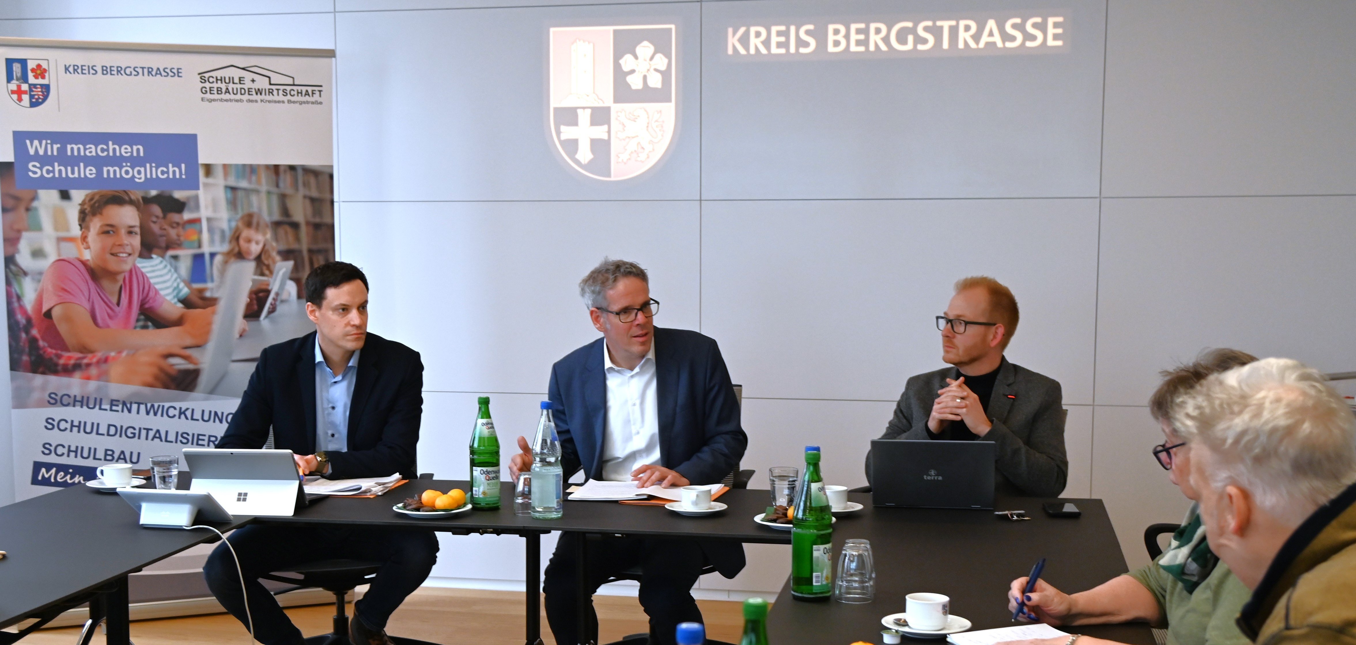 Vorstellung des Wirtschaftsplans 2025 Landrat Engelhardt sitzt gemeinsam mit Johannes Kühn, Technischer Betriebsleiter und Simon Menden, Kaufmännischer Betriebsleiter, in einem Besprechungssaal des Landratsamtes und stellt den Wirtschaftsplan 2025 vor.