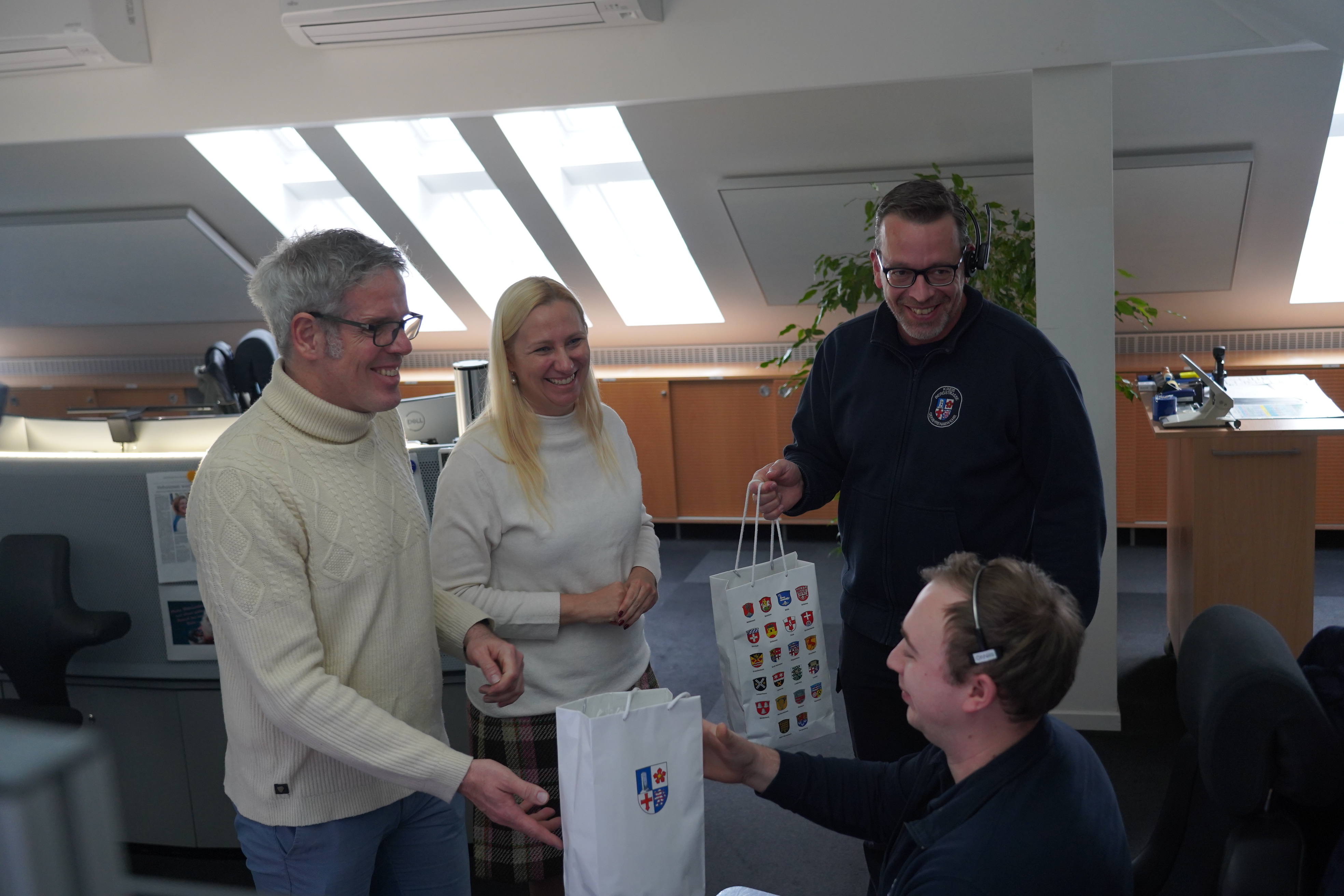 Überbrachten symbolisch ein großes Dankeschön: Landrat Christian Engelhardt und Diana Stolz (Hessische Ministerin für Familie, Senioren, Sport, Gesundheit und Pflege) in der Leitstelle des Kreises Bergstraße mit Jörg Weber (2. v. rechts) und Nils Öhlenschläger.