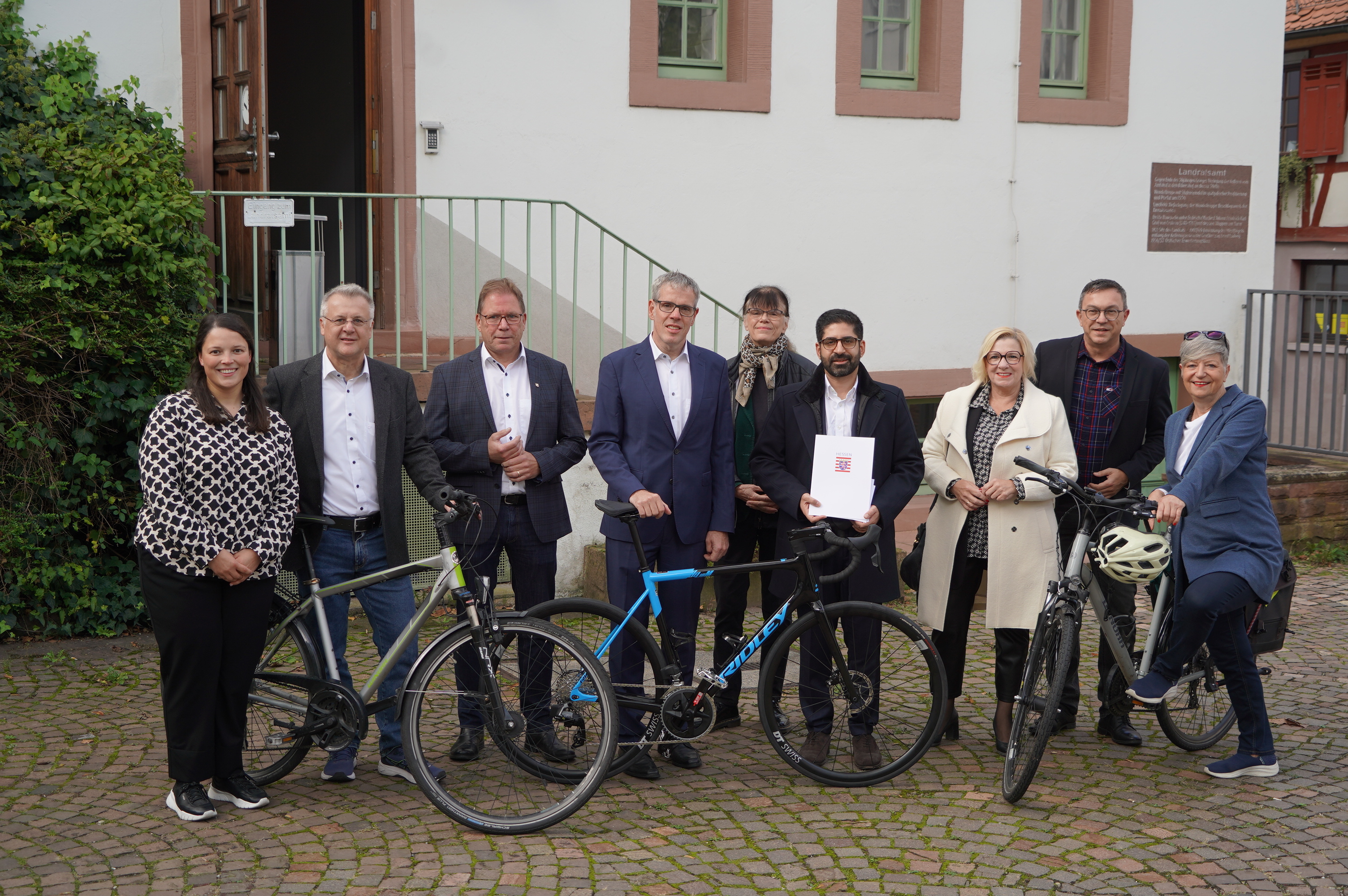 Bei der Übergabe des Förderbescheides im Innenhof des Landratsamtes.
