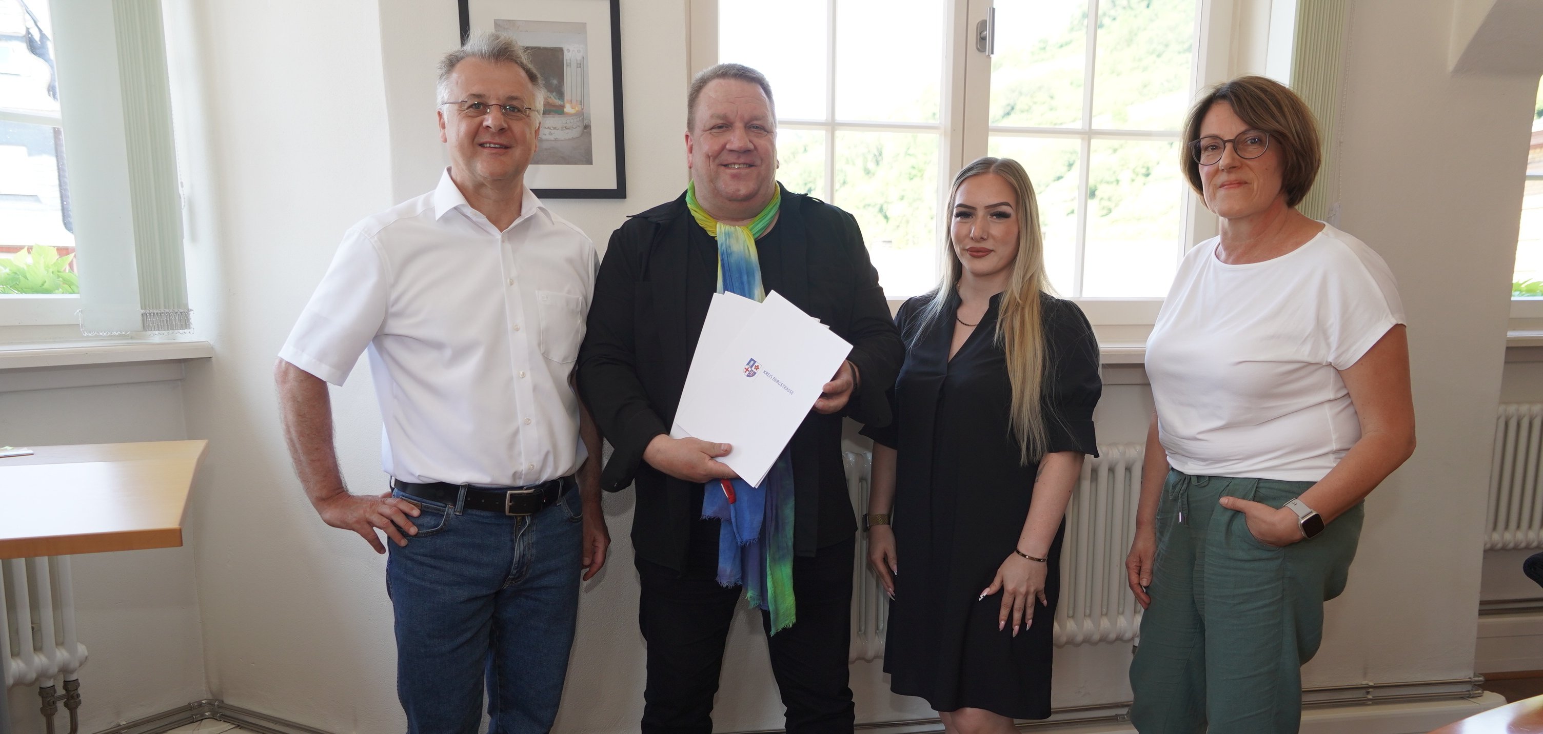 Der hauptamtliche Kreisbeigeordnete und zuständige Dezernent Matthias Schimpf überreicht gemeinsam mit Verena Weiß vom Bergsträßer Jugendamt die Förderbescheide für die Heppenheimer Kitas an Bürgermeister Rainer Burelbach und die städtische Mitarbeiterin, Petra Bartelsen.