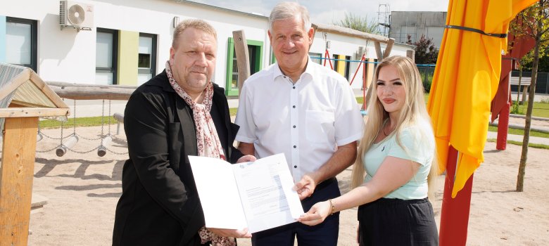 Der hauptamtliche Kreisbeigeordnete und zuständige Dezernent Matthias Schimpf überreicht gemeinsam mit Verena Weiß vom Bergsträßer Jugendamt den Förderbescheid für die Kita Naturbande in Einhausen an Bürgermeister Helmut Glanzner.