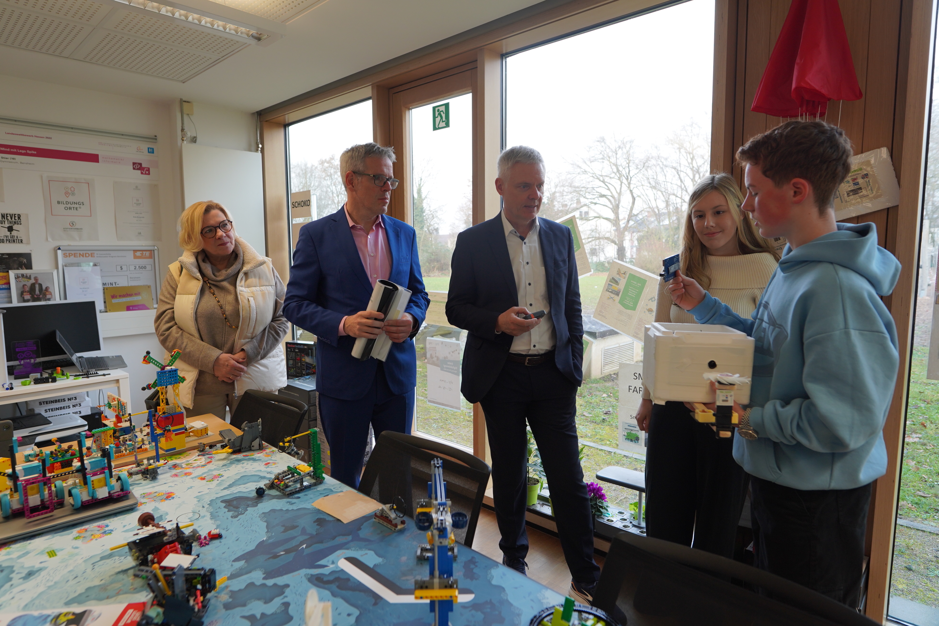 Kultusstaatssekretär Dr. Lösel (Mitte) und Landrat Engelhardt besuchen „digi_space“ in Heppenheim gemeinsam mit der Landtagsabgeordneten Birgit Heitland.