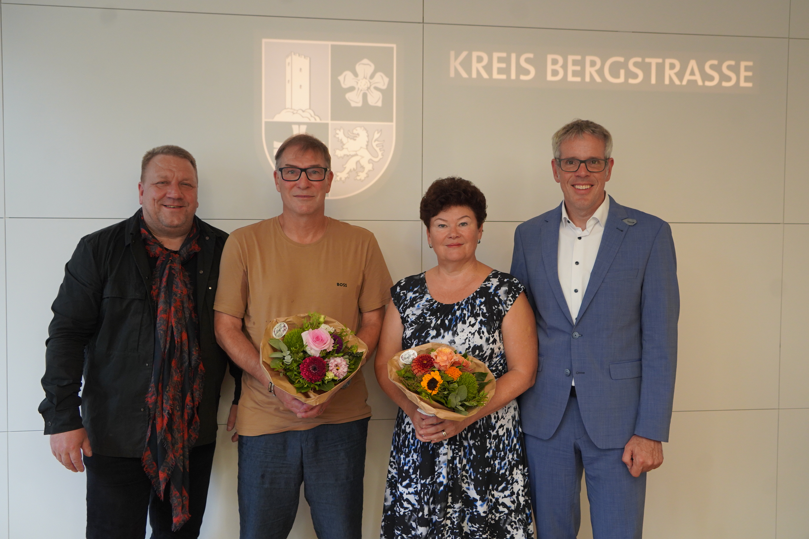 Landrat Christian Engelhardt (rechts) gratulierte Ralf Rößling (2. v. li.) zum 40-jährigen Dienstjubiläum und verabschiedete Anna Pedure (2. v. re.) in die wohlverdiente Freistellungsphase der Altersteilzeit. Auch der Hauptamtliche Kreisbeigeordnete Matthias Schimpf (links) übermittelte in diesem Zuge seine Glückwünsche.