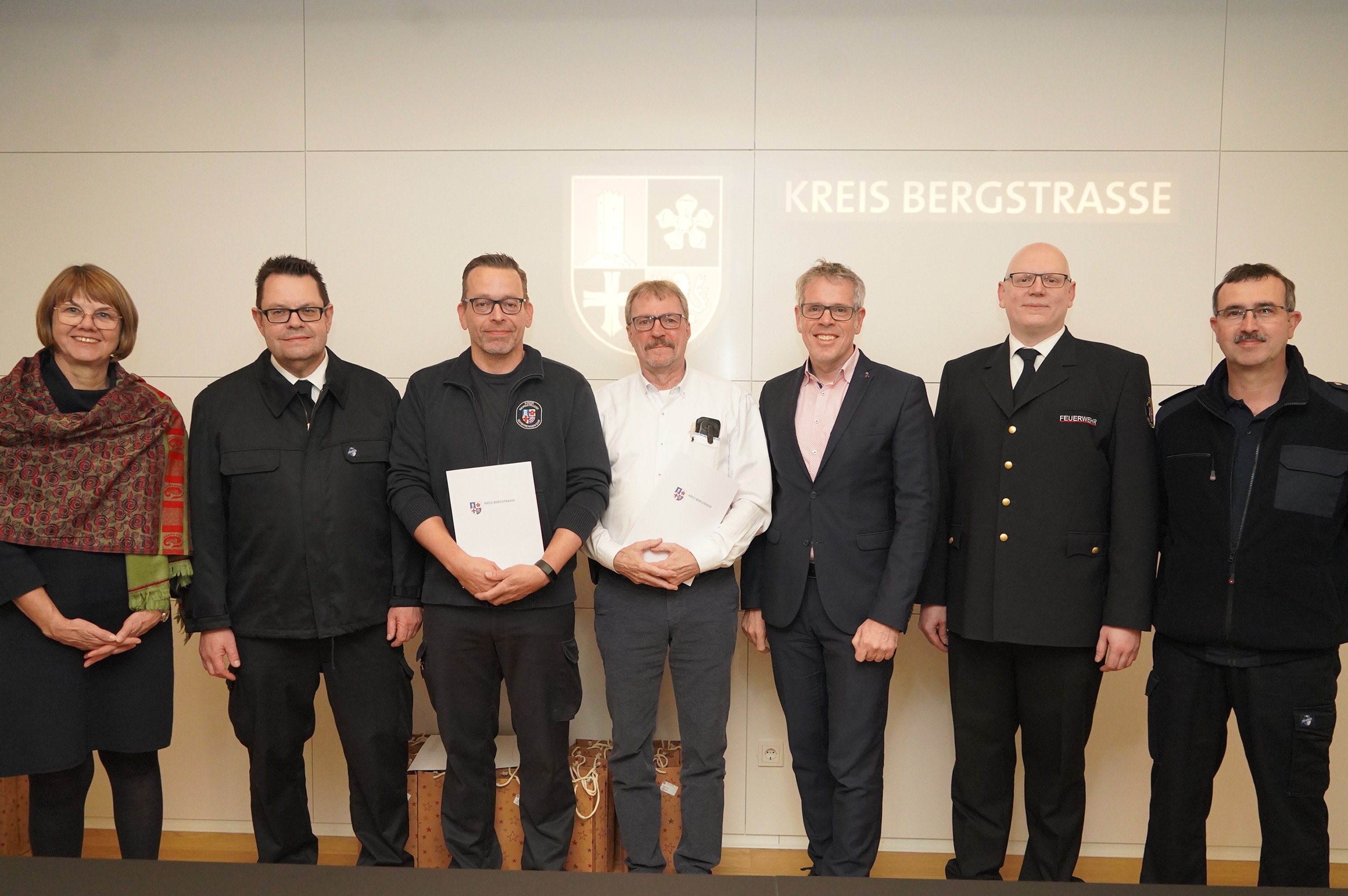 Landrat Christian Engelhardt (3.v.r.) verabschiedete Thomas Fuckner als Leitenden Notarzt für den Kreis Bergstraße) aus dem Ehrenbeamtenverhältnis und ernannte Jörg Weber, Sachbearbeiter in der Abteilung Gefahrenabwehr der Kreisverwaltung, zum Ehrenbeamten und Organisatorischen Leiter Rettungsdienst im Kreis Bergstraße. Bei dem Termin dabei waren die Leiterin der Abteilung Personalmanagement und Organisation Barbara Hoffbauer, der Fachbereichsleiter Rettungsdienst in der Abteilung Gefahrenabwehr Jörg Oberkinkhaus, der stellvertretende Leiter der Abteilung Gefahrenabwehr Markus Stracke und der ärztliche Leiter Rettungsdienst im Fachbereich Rettungsdienst der Kreisverwaltung Marc Häffner.