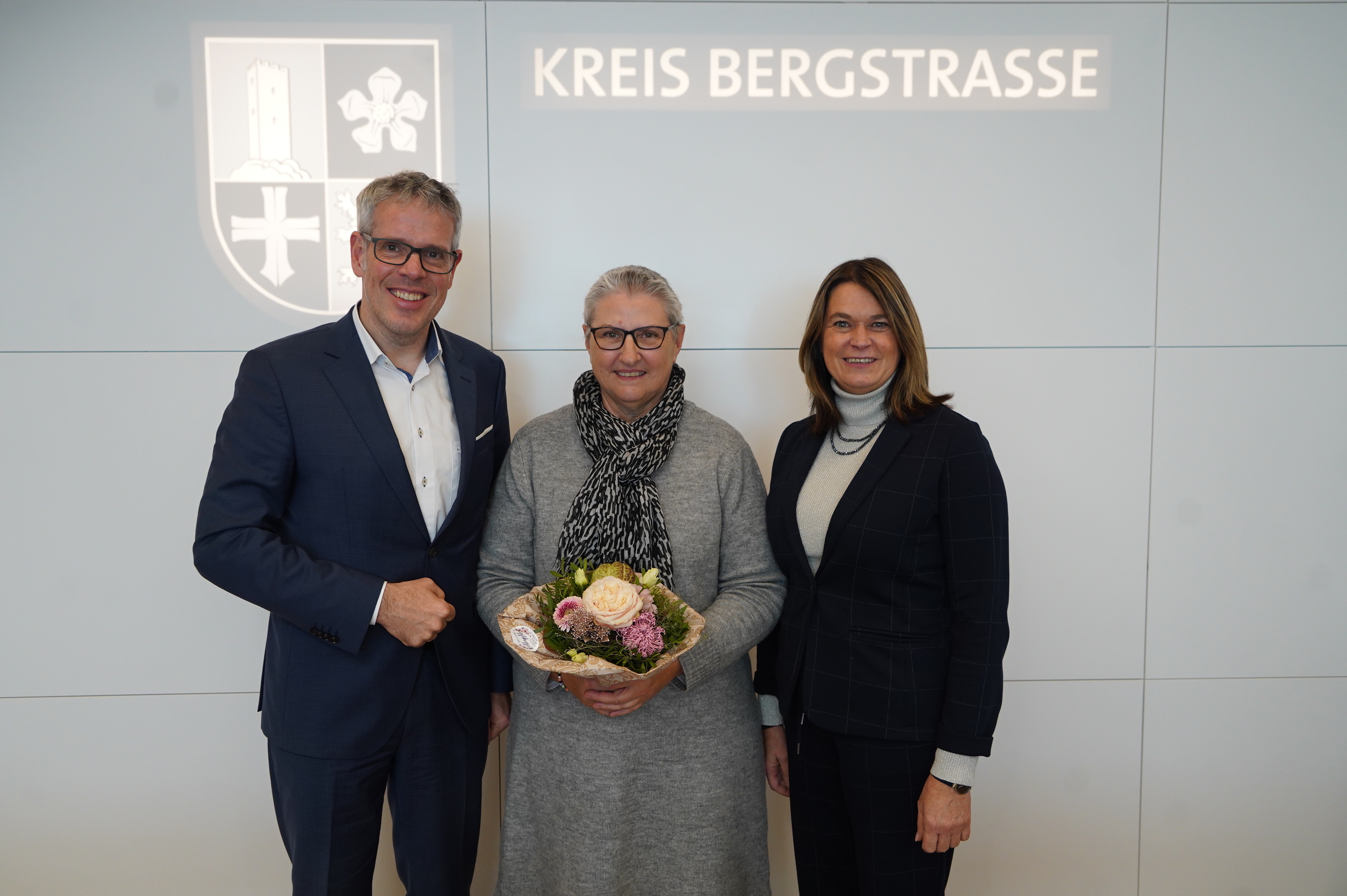 Landrat Christian Engelhardt (1. v. li.) verabschiedete Martina Brunnengräber (Mitte), ehemalige Sachbearbeiterin der Abteilung Ländlicher Raum, in den Ruhestand. Auch die Erste Kreisbeigeordnete Angelika Beckenbach (1. v. re.) übermittelte ihre Glückwünsche und ihren Dank.