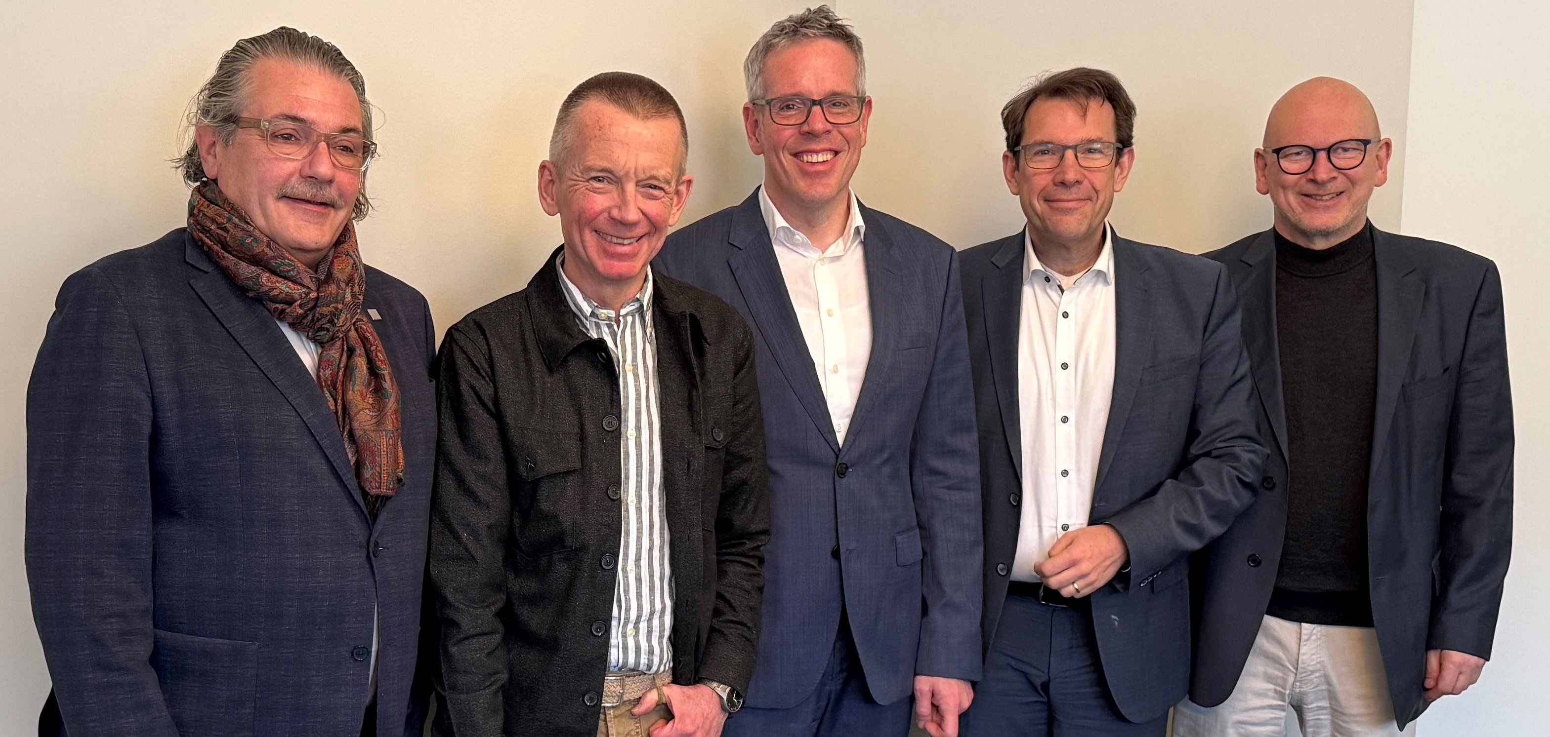 Landrat Christian Engelhardt, Landrat Klaus Peter Schellhaas (Darmstadt-Dieburg), Landrat Thomas Will (Groß-Gerau), Oberbürgermeister Hanno Benz (Darmstadt) sowie Landrat Frank Matiaske (Odenwaldkreis) stehen in Lorsch nebeneinander vor einer Wand.