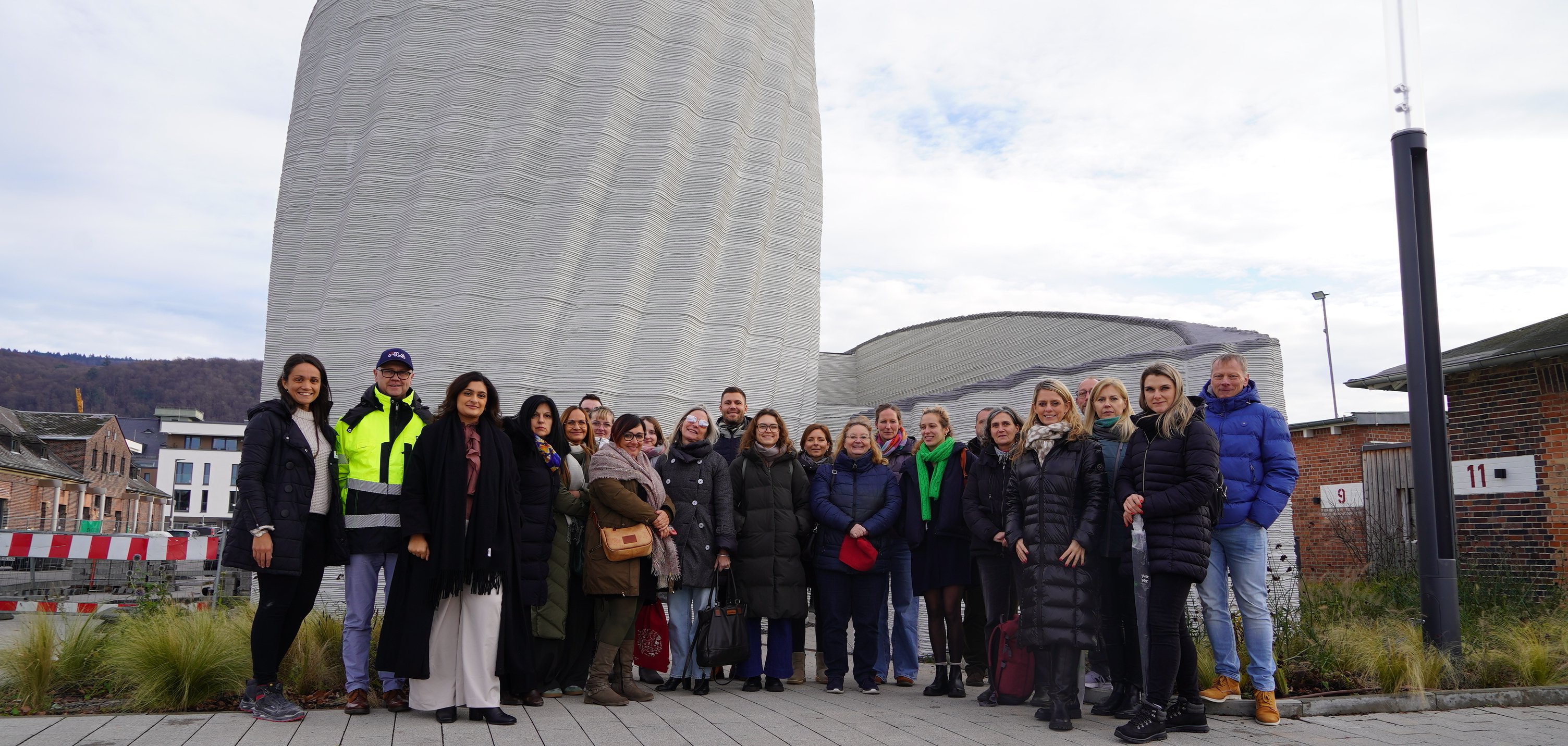 Die Gruppe steht vor dem WaveHouse in Heidelberg mit dem Team der Heidelberg Materials GmbH und der Heidelberg iT Management GmbH.