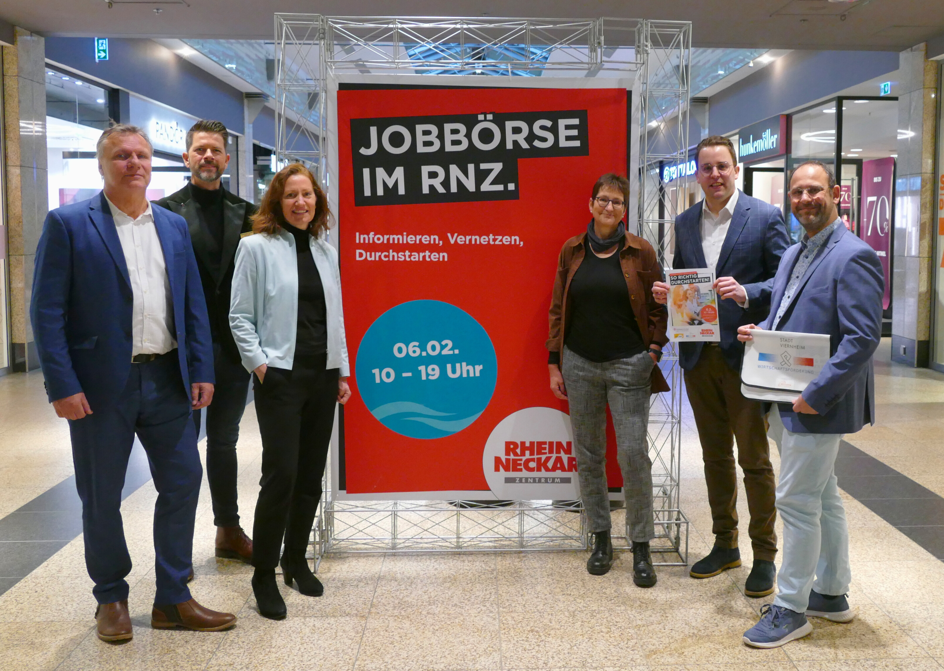 Sie stellten das Konzept der 8. Jobbörse im Rhein-Neckar-Zentrum (RNZ) Viernheim der Öffentlichkeit vor (von links): Der Teamleiter Arbeitgeberservice des Kommunalen Jobcenters Neue Wege Kreis Bergstraße Fritz Strößinger, RNZ-Centermanager Dani Marquardt, die Leiterin des Eigenbetriebes Neue Wege Kreis Bergstraße -Kommunales Jobcenter- Dr. Melanie Marysko, Anette Herbert von der Agentur für Arbeit Lampertheim, der Erste Stadtrat Viernheims Jörg Scheidel und Wirtschaftsförderer Alexander Schwarz von der Wirtschaftsförderung Viernheim.