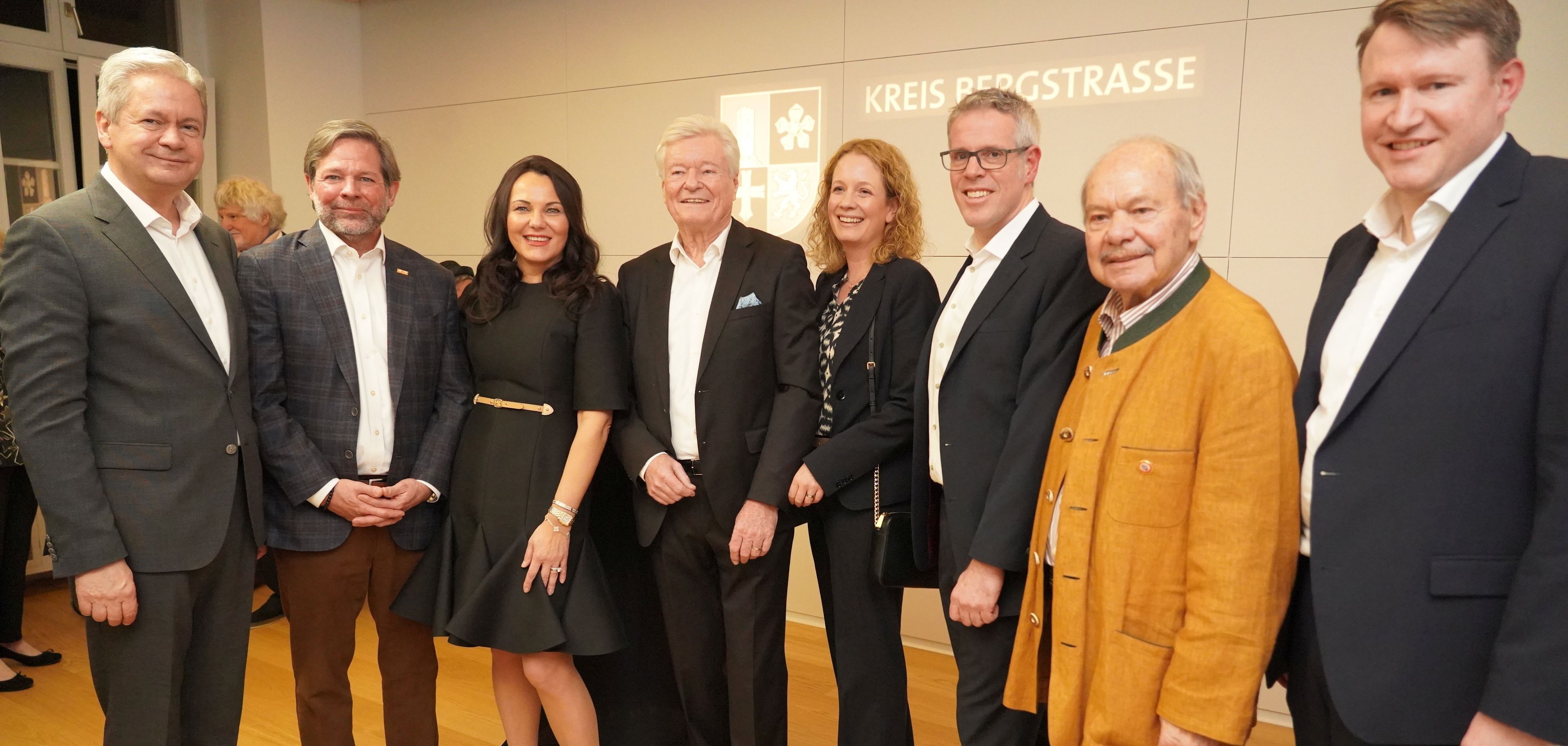 Dr. Jürgen Gromer (3. v. li.) umgeben von Gratulantinnen und Gratulanten beim Empfang anlässlich seines 80. Geburtstages im Landratsamt (von rechts nach links): der Geschäftsführer der Wirtschaftsförderung Bergstraße GmbH Dr. Matthias Zürker, der ehemalige Fußballtrainer und „Botschafter der Bergstraße“ Klaus Schlappner, Landrat Christian Engelhardt, seiner Tochter Andrea Starker, seiner Frau Diana Gromer, dem CEO von TE Connectivity Terrence R. Curtin sowie dem ehemaligen Landrat des Kreises Bergstraße Matthias Wilkes.