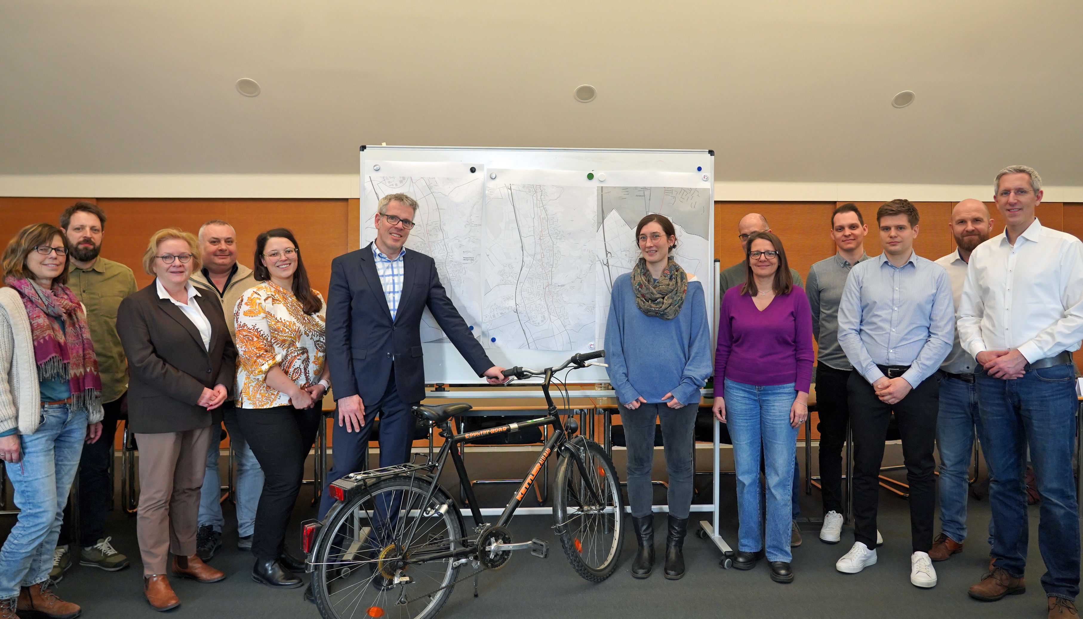 Landrat Christian Engelhardt (6. v. li.) empfing zum Startschuss für die Raddirektverbindung Heppenheim – Zwingenberg gemeinsam mit den Mitarbeiterinnen der Abteilung ÖPNV und Mobilität der Kreisverwaltung Vertreterinnen und Vertreter der beteiligten Kommunen und der beauftragten Planungsbüros im Landratsamt (v.l.n.r.): Gudula Göck, stellvertretende Leiterin der Abteilung ÖPNV und Mobilität in der Kreisverwaltung, Waldemar Seldenreich vom Bauamt Zwingenberg, die erste Stadträtin von Bensheim Nicole Rauber-Jung, der Leiter des Bauamtes der Stadt Zwingenberg Eduard Reinhard, die Nahmobilitätskoordinatorin Luisa Froitzheim aus der Abteilung ÖPNV und Mobilität der Kreisverwaltung, die Nahmobilitätskoordinatorin Elke Häußler aus der Abteilung ÖPNV und Mobilität, die Erste Stadträtin von Heppenheim Christine Bender, der Fachbereichsleiter Bauen und Umwelt der Stadt Heppenheim Jörg Knapp, Tom Schadt von der ZIV GmbH, der Projektleiter der ZIV GmbH GmbH Felix Fabian, Alexander Hedrich vom Ingenieurbüro Schüßler-Plan und Daniel Seitz vom Ingenieurbüro Schüßler-Plan.