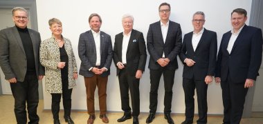 Trafen sich zum Austausch im Landratsamt (von rechts): Dr. Matthias Zürker, Geschäftsführer der Wirtschaftsförderung Bergstraße GmbH, Landrat Christian Engelhardt, SVP & General Manager Automotive Europe, Middle East, India & Africa TE Connectivity Torsten Schierholz, der ehemalige Präsident von TE Connectivity Dr. Jürgen Gromer, Chief Executive Officer (CEO) von TE Connectivity Terrence R. Curtin, die Bürgermeisterin von Bensheim Christine Klein und der Chief Commercial Officer Global Automotive von TE Connectivity Matthias Lechner.