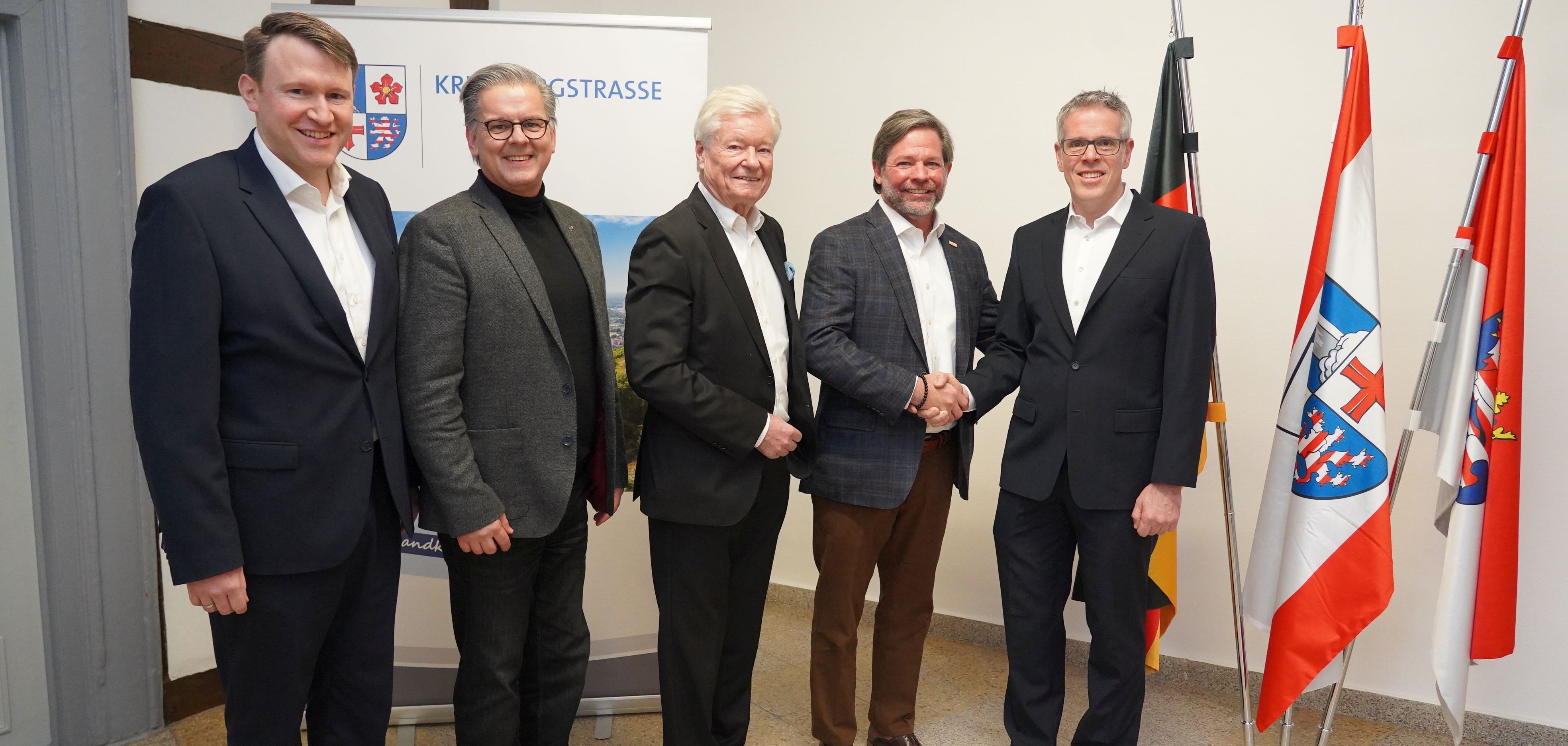 Landrat Christian Engelhardt (rechts) begrüßte den Chief Executive Officer (CEO) von TE Connectivity Terrence R. Curtin (2.v.re.) sowie dessen Vorgänger Dr. Jürgen Gromer (3.v.re.) im Heppenheimer Landratsamt. Bei dem Treffen dabei waren unter anderem (von links) Dr. Matthias Zürker, Geschäftsführer der Wirtschaftsförderung Bergstraße GmbH, und der Chief Commercial Officer Global Automotive von TE Connectivity Matthias Lechner.
