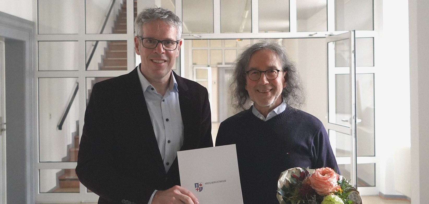 Landrat Christian Engelhardt (links) verabschiedete Rainer Schmitt (rechts), ehemaligen Sozialarbeiter im Jugendamt, in den Ruhestand.