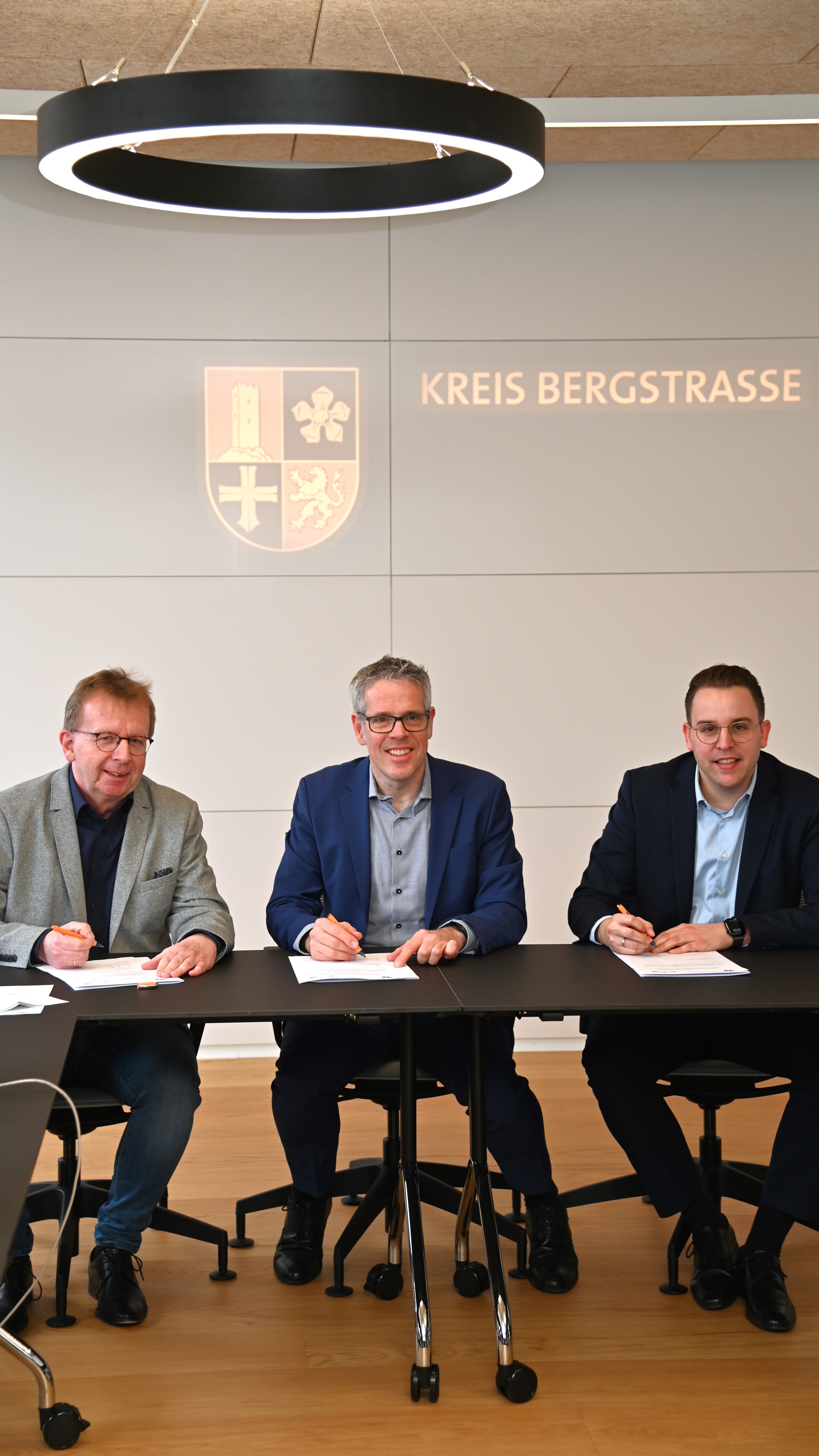 (v. l. n. r. ) Bürgermeister Matthias Baaß, Landrat Christian Engelhardt und der Erste Stadtrat Jörg Scheidel planen gemeinsam ein neues Schul- und Bildungszentrum Ost für Viernheim und besiegeln ihr Vorhaben mit einer Vereinbarung.