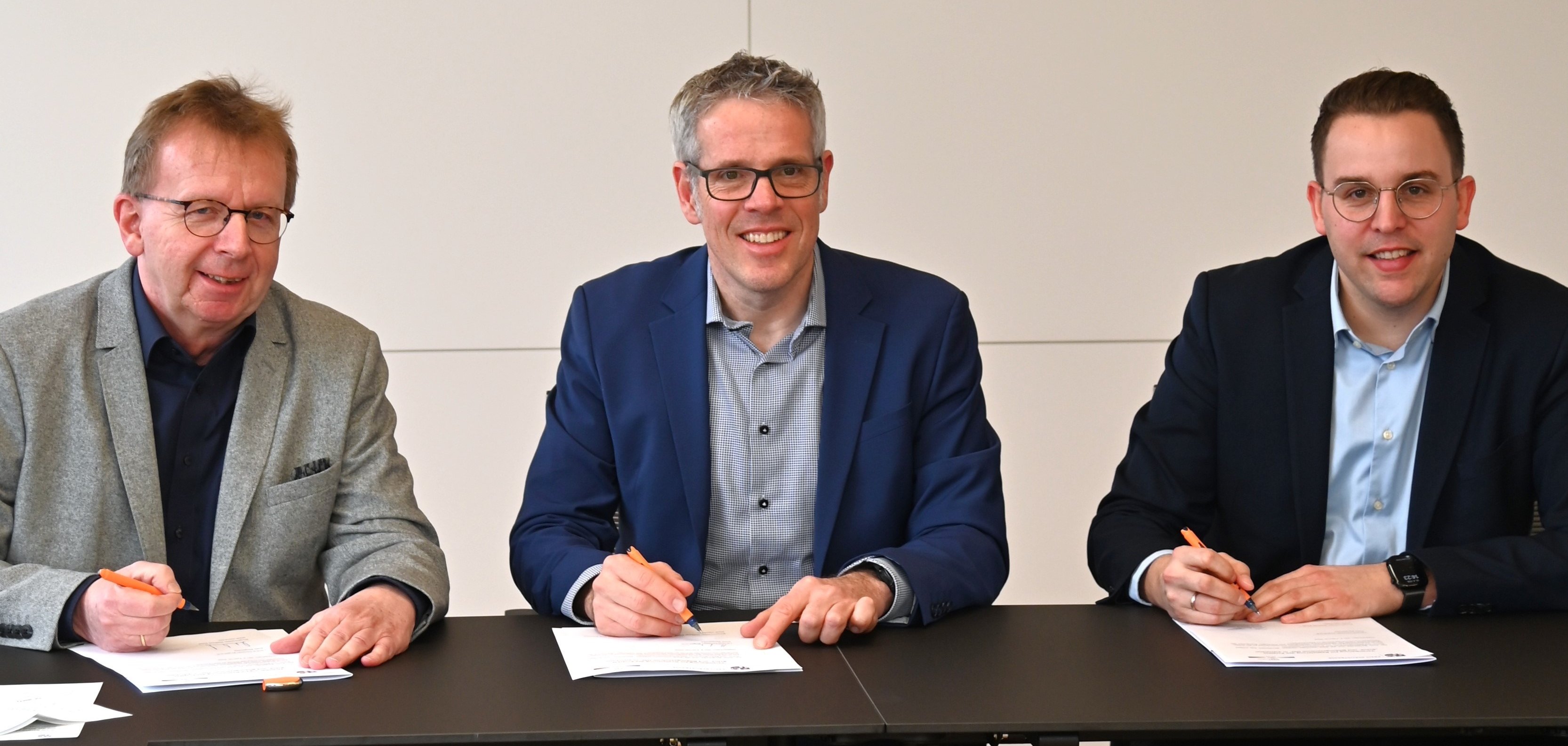 (v. l. n. r. ) Bürgermeister Matthias Baaß, Landrat Christian Engelhardt und der Erste Stadtrat Jörg Scheidel planen gemeinsam ein neues Schul- und Bildungszentrum Ost für Viernheim und besiegeln ihr Vorhaben mit einer Vereinbarung.