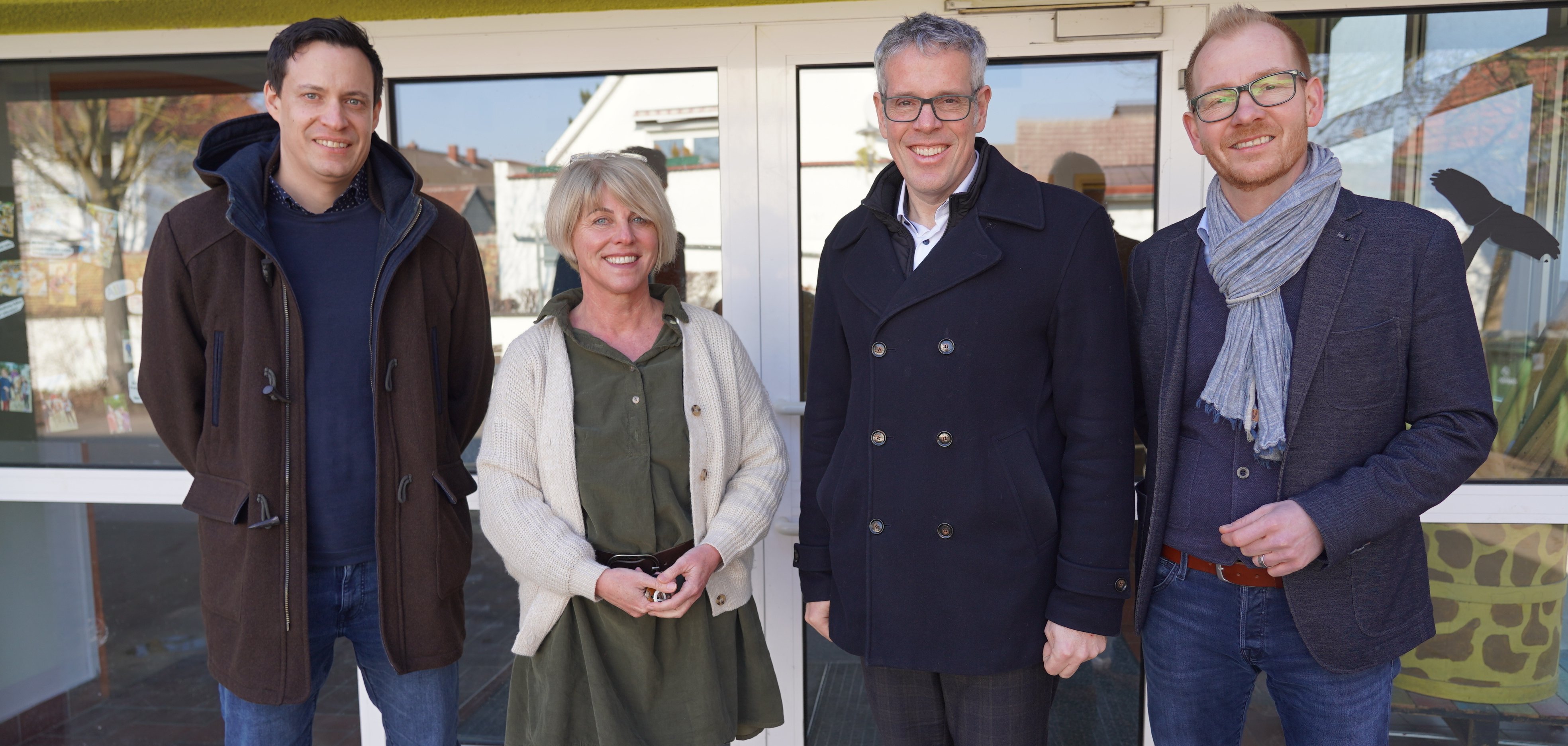 Landrat Christian Engelhardt gemeinsam mit dem Technischen Leiter des Eigenbetriebes Schule und Gebäudewirtschaft Johannes Kühn, dem Kaufmännischen Leiter des Eigenbetriebes Simon Menden und Schulleiterin Antje Kühlberg bei der Schulführung.