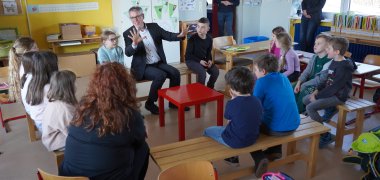 Landrat Christian Engelhardt tauscht sich mit Schülerinnen und Schülern in einer Klasse aus aus.