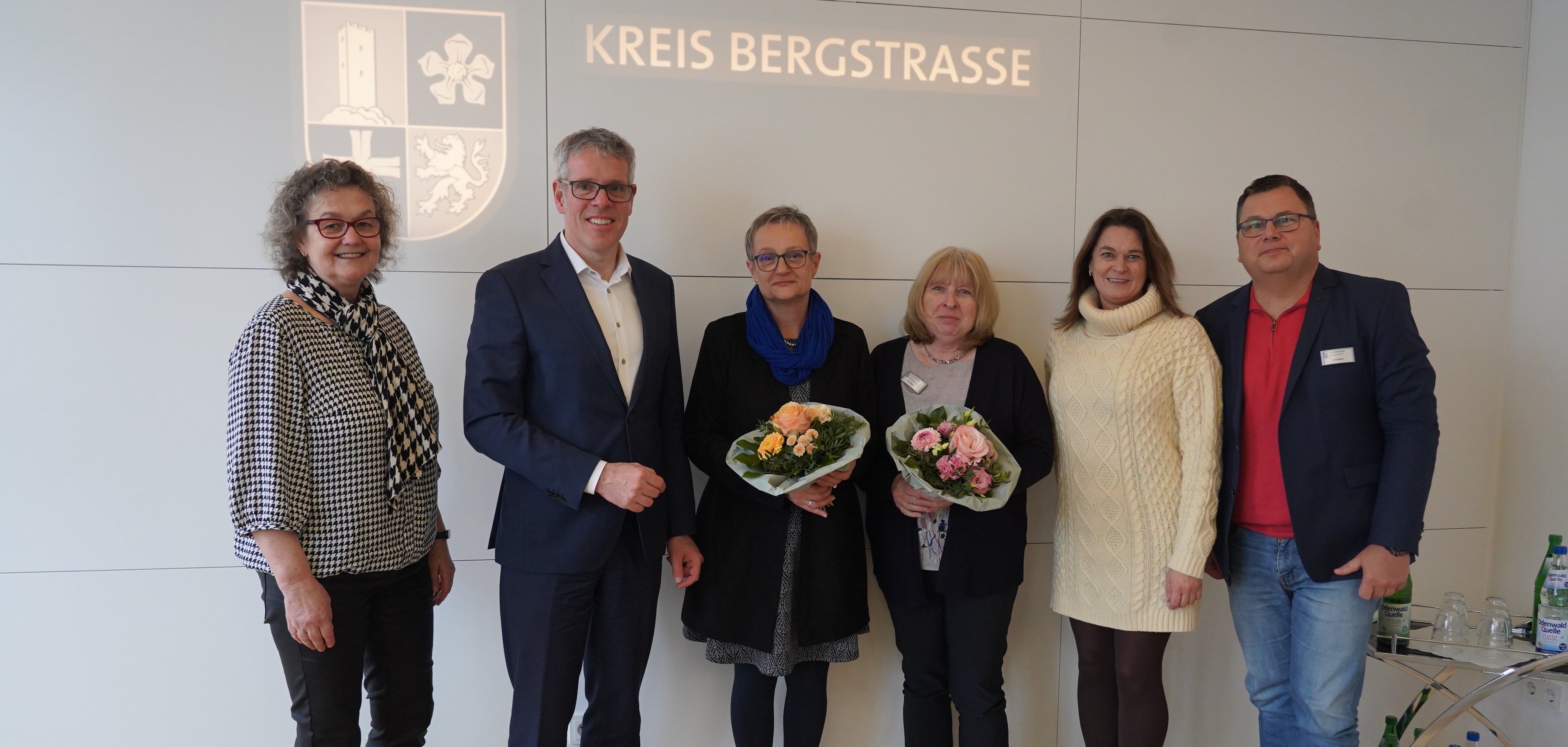Landrat Christian Engelhardt, die Erste Kreisbeigeordnete Angelika Beckenbach, der Leiter des Jugendamtes Kai Kuhnert, die kommissarische Leiterin der Abteilung Ländlicher Raum Simone Walter, Sibylle Blanco-Martinez und Sabine Stupp stehen vor einer Wand mit dem Logo des Kreises Bergstraße.