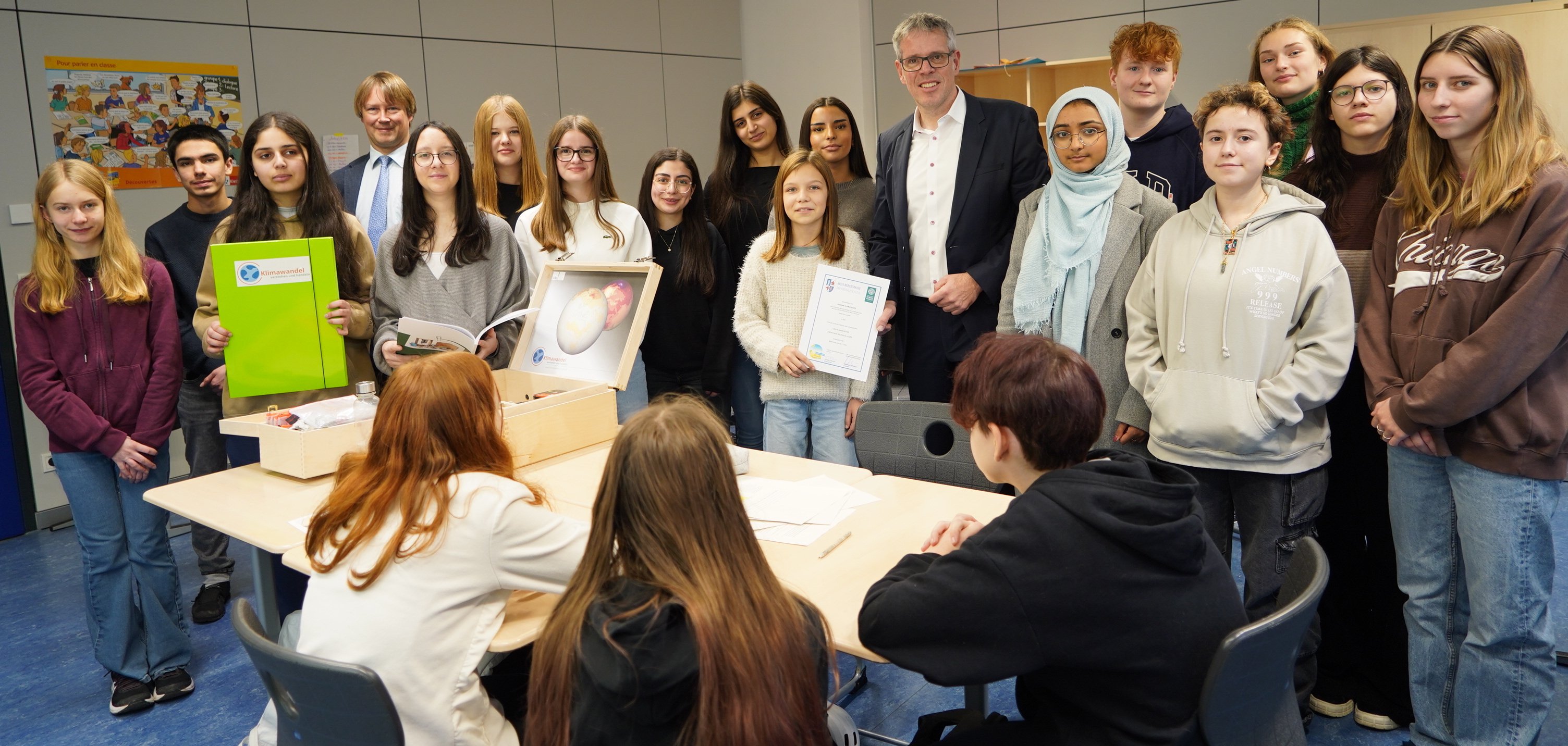 Landrat Christian Engelhardt mit den Schülerinnen und Schülern der Klasse 6Gb, die ihre Zertifikate zur Teilnahme am ersten Jugend Klimaforum des Kreises Bergstraße erhalten haben.
