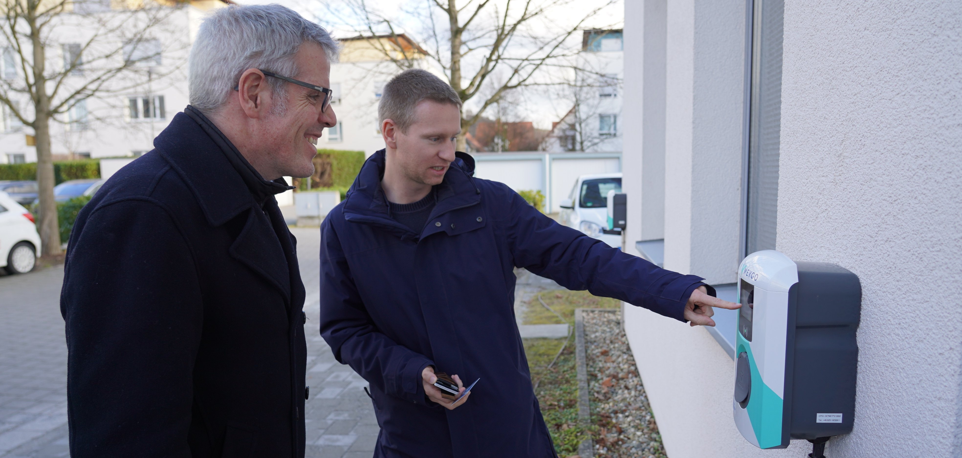Meygo Charge GmbH Geschäftsführer Heiko Mey zeigt Landrat Christian Engelhardt eine seiner Ladesäulen.