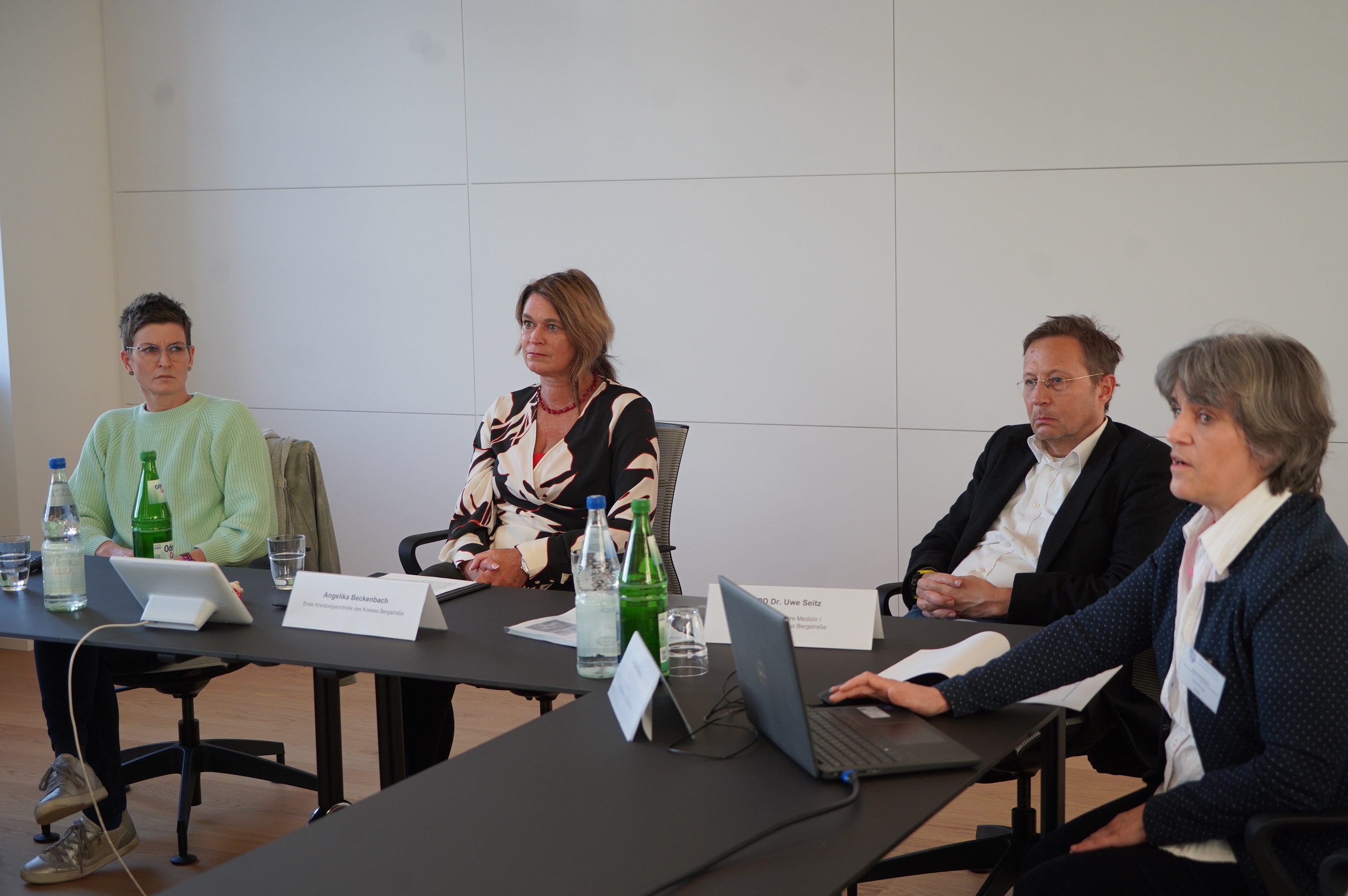 Informierten fachkundig und spannend über das Thema Adipositas: Ernährungs- und Sportwissenschaftlerin Carola Spikermann, Erste Kreisbeigeordnete Angelika Beckenbach, der Chefarzt für Innere Medizin des Kreiskrankenhaus Bergstraße PD Dr. Uwe Seitz sowie die Ärztin des Gesundheitsamtes Eva-Maria Renner.