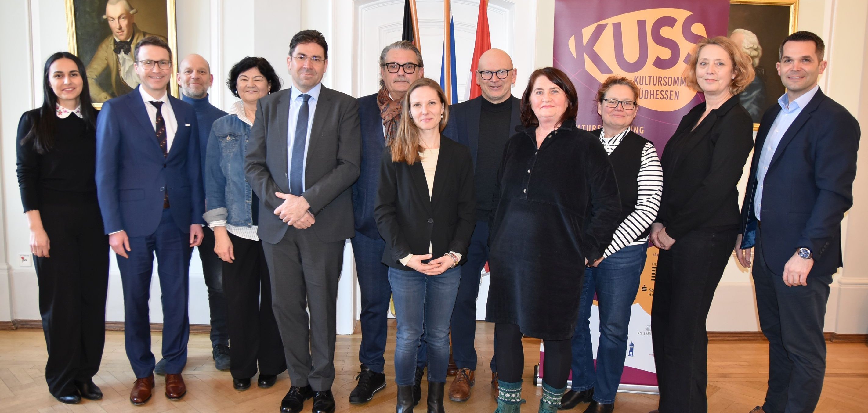 Die Personen hinter dem Kultursommer Südhessen stehen bei der Mitgliederversammlung im Regierungspräsidium Darmstadt.