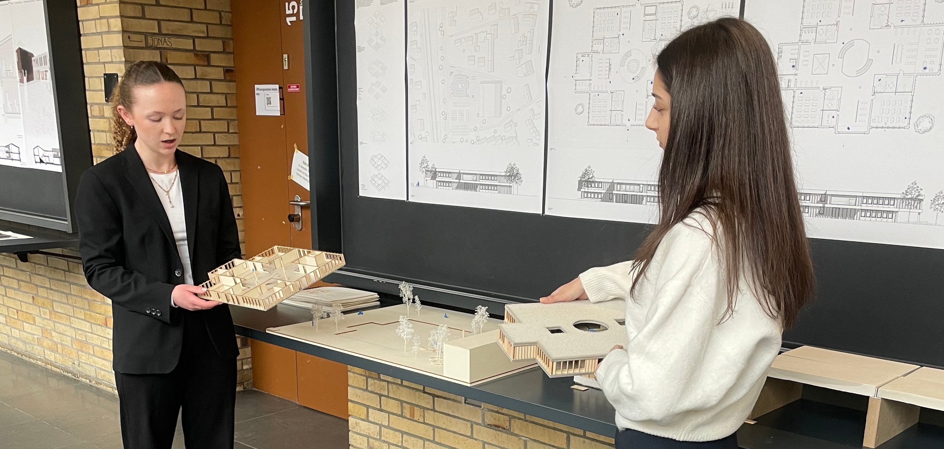 Die Architekturstudentinnen Alina Zeth und Gamze Findik präsentieren ihren Entwurf.