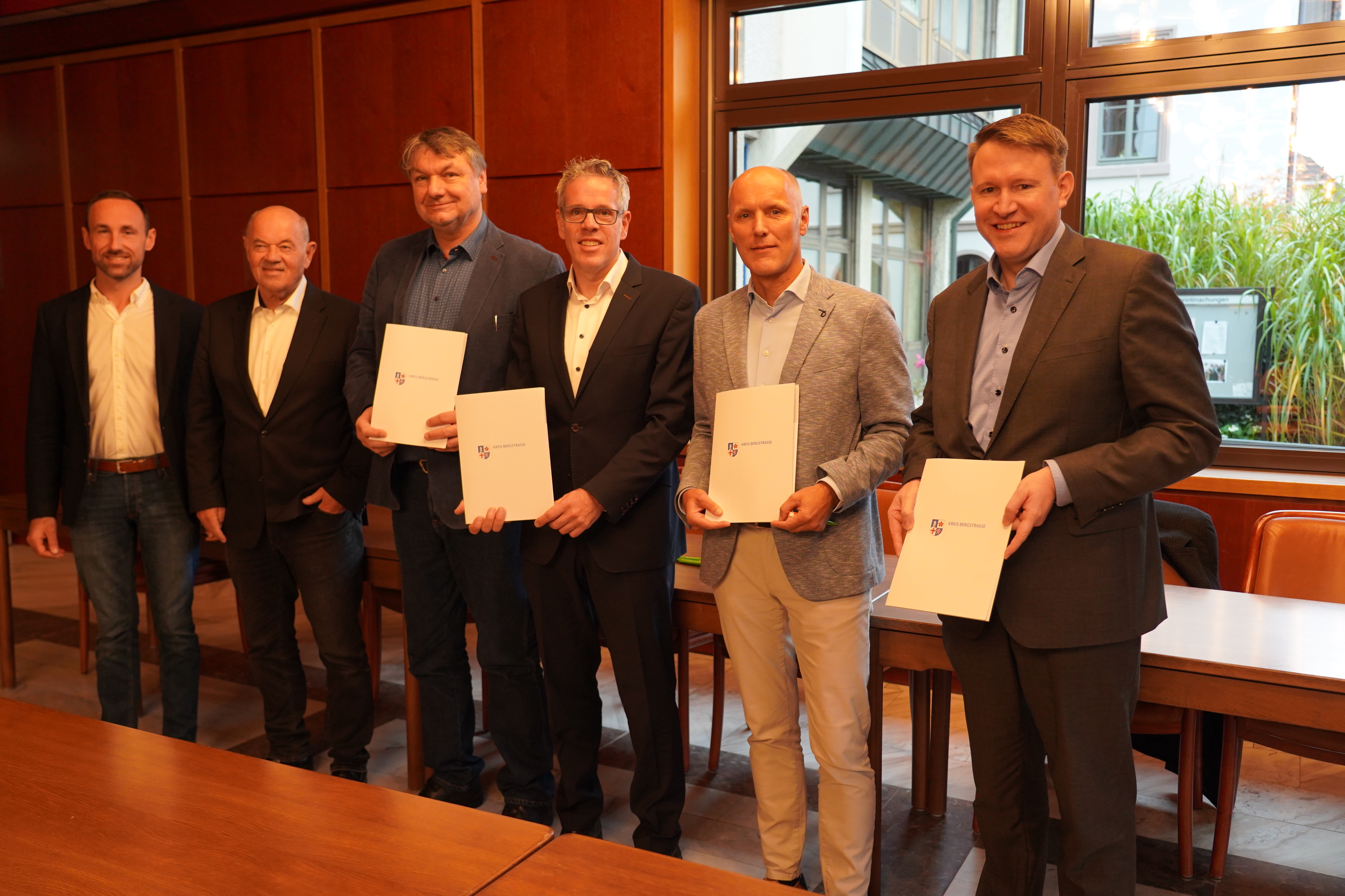 Bei der Unterzeichnung der gemeinsamen Kooperationsvereinbarung zur Rückbauanlage Biblis in 2024 (v.l.n.r.): der Vorsitzende der Gemeindevertretung Biblis, Konstantin Großmann, der Erste Beigeordnete des Gemeindevorstands Biblis, Herbert Ritzert, der Bürgermeister der Gemeinde Biblis, Volker Scheib, Landrat Christian Engelhardt, der Leiter der Rückbauanlage Biblis, Ralf Stüwe vom Energieversorgungskonzern RWE nuclear GmbH sowie der Geschäftsführer der Wirtschaftsförderung Bergstraße, Dr. Matthias Zürker.