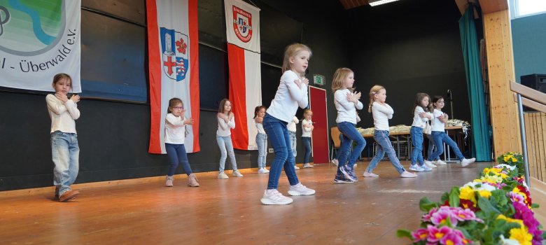 Eine der Tanzgruppen aus Ober-Abtsteinach steht auf der Bühne und präsentiert ihr Choreo.