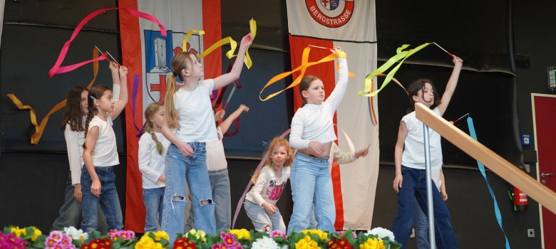 Eine der Tanzgruppen aus Ober-Abtsteinach steht auf der Bühne und präsentiert ihr Choreo.