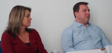 Die Erste Kreisbeigeordnete Angelika Beckenbach und der Facharzt für Allgemein- und Notarztmedizin, Heiko Mikkat, sitzen bei der Pressekonferenz.
