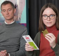 Die Apothekerin Sabine Schubert und der Inhaber der Stadt Apotheke Heppenheim, Dr. Oliver Saur demonstrieren das Entfernen einer Zecke mittels einer sogenannten Zeckenkarte.