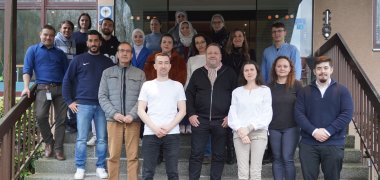 Die Anwesenden der Zertifikatsübergabe stehen vor dem Haupteingang des Bruchseehotels auf der Treppe.