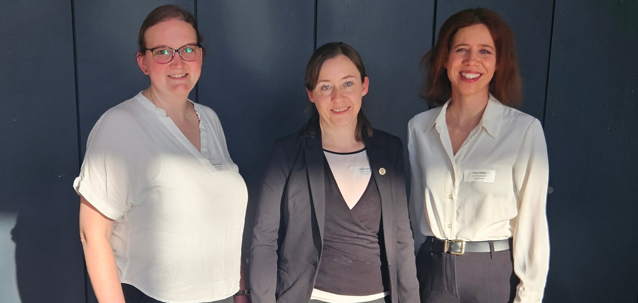 Die Bildungskoordinatorinnen des Kreises Bergstraße, Barbara Meyer, Darja Janus und Tanja Malko stehen nebeneinander vor einer Wand.