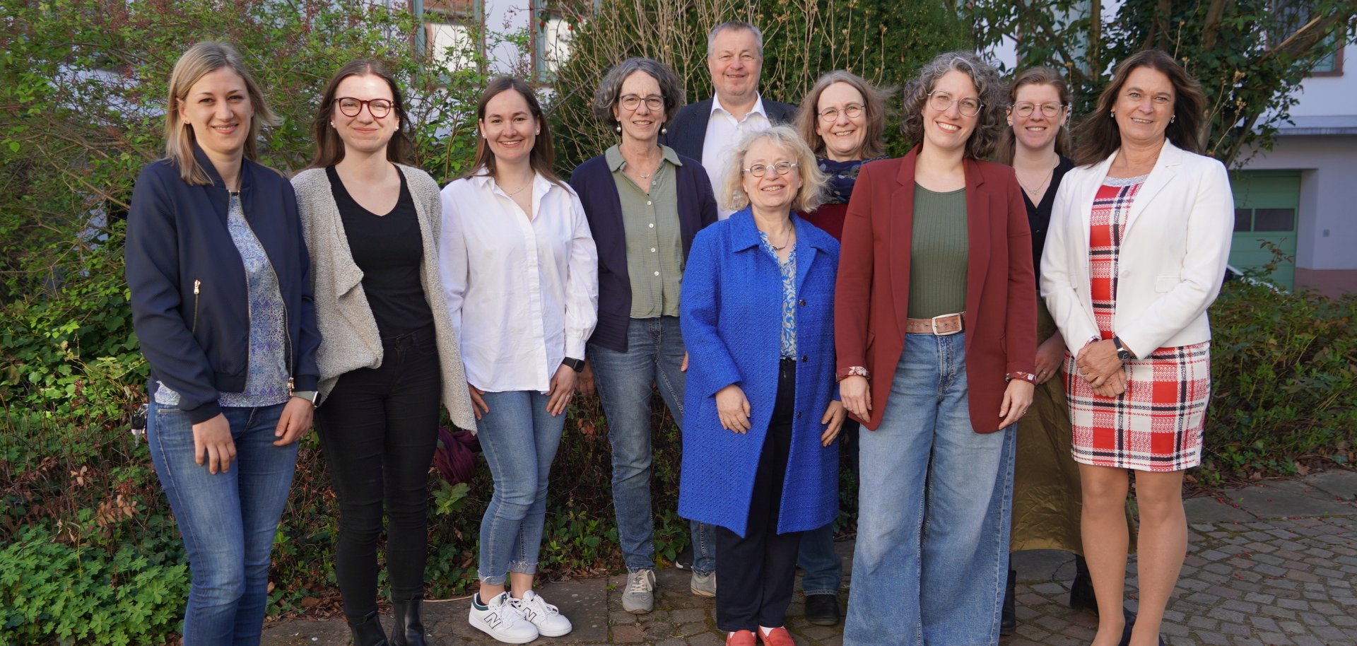 Die erste Koordinierungsstelle für Hebammen im Kreis Bergstraße, Natascha Skoda steht mit der Ersten Kreisbeigeordneten und Gesundheitsdezernentin Angelika Beckenbach, Kathleen Wietholtzund Jenifer Jarke vom Fachbereich Gesundheitsversorgung des Kreises Bergstraße sowie dem ersten Vorsitzenden des Trägervereins Geburtshaus Bergstraße, Rolf Richert, und den anwesenden Mitgliedern des Netzwerkes geburtshilflicher Akteurinnen auf dem Hof des Landratsamtes.
