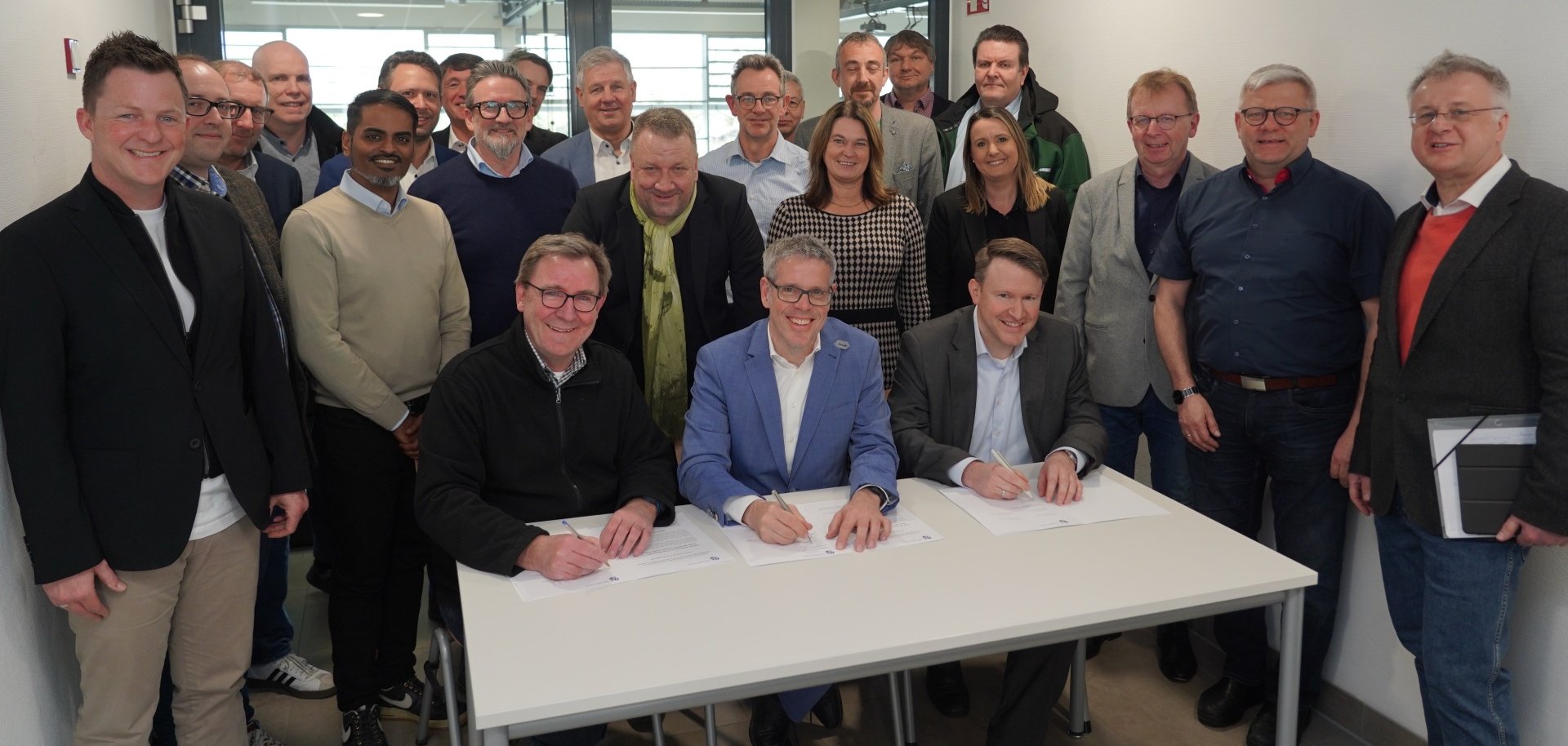 Die Bürgermeisterinnen und Bürgermeister des Kreises unterzeichnen gemeinsam mit der Spitze der Kreisverwaltung und der Wirtschaftsförderung Kreis Bergstraße die gemeinsame Absichtserklärung.