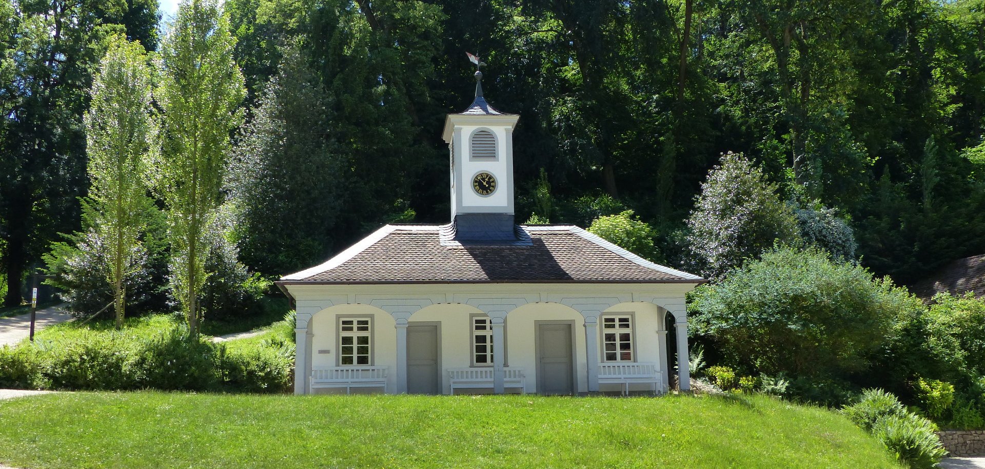 Das Fürstenlager inmitten einer idyllischen Parklandschaft.