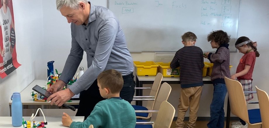 Der Leiter zeigte den Kindern im ersten Workshop, wie man mit einer Software Roboter programmiert.