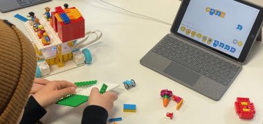 Die Teilnehmerinnen und Teilnehmer bauen Lego-Roboter und realisierten mit Hilfe von bestimmten Softwaren und Programmen eigene Projekte.
