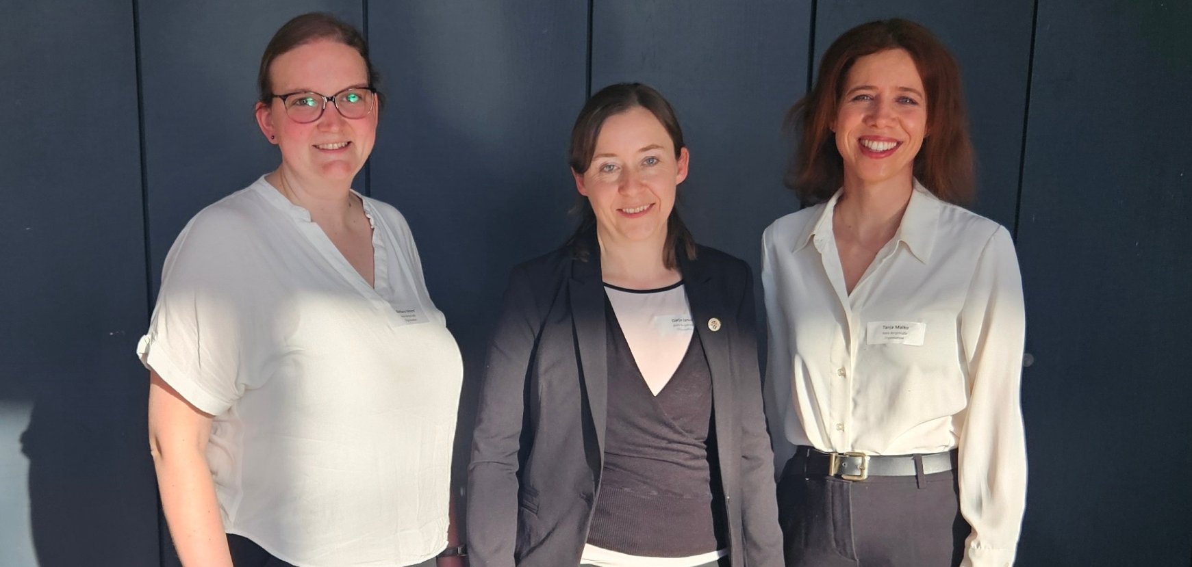 Die Bildungskoordinatorinnen des Kreises Bergstraße stehen lächelnd nebeneinander.