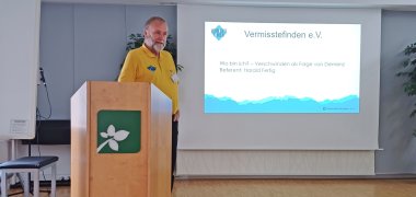 Harald Fertig vom Verein Vermisstefinden e.V. bei seinem Vortrag.