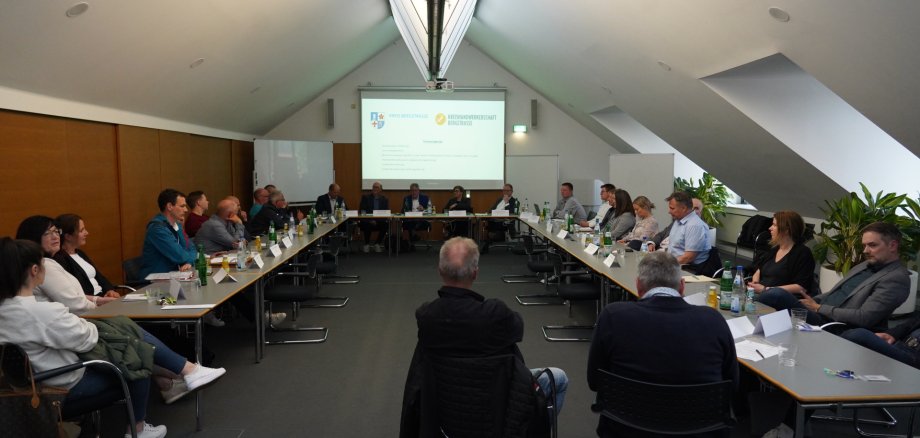 Vertreterinnen und Vertreter der Kreisverwaltung und der Kreishandwerkerschaft trafen sich zum traditionellen Austausch „Handwerk trifft Verwaltung“ in einem großen Besprechungsraum.