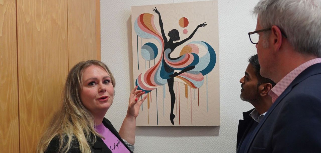 Künstlerin Simone Schmidt zeigt auf ihr Werk "Ballerina" und erklärt Landrat Christian Engelhardt und Bürgermeister von Birkenau Milan Mapplassary den Hintergrund ihres Werkes.