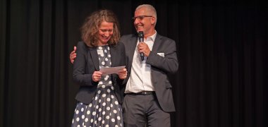 Die Leiterin Dr. Melanie Marysko und ihr Stellvertreter Peter Schmiedel stehen gemeinsam auf der Bühne.
