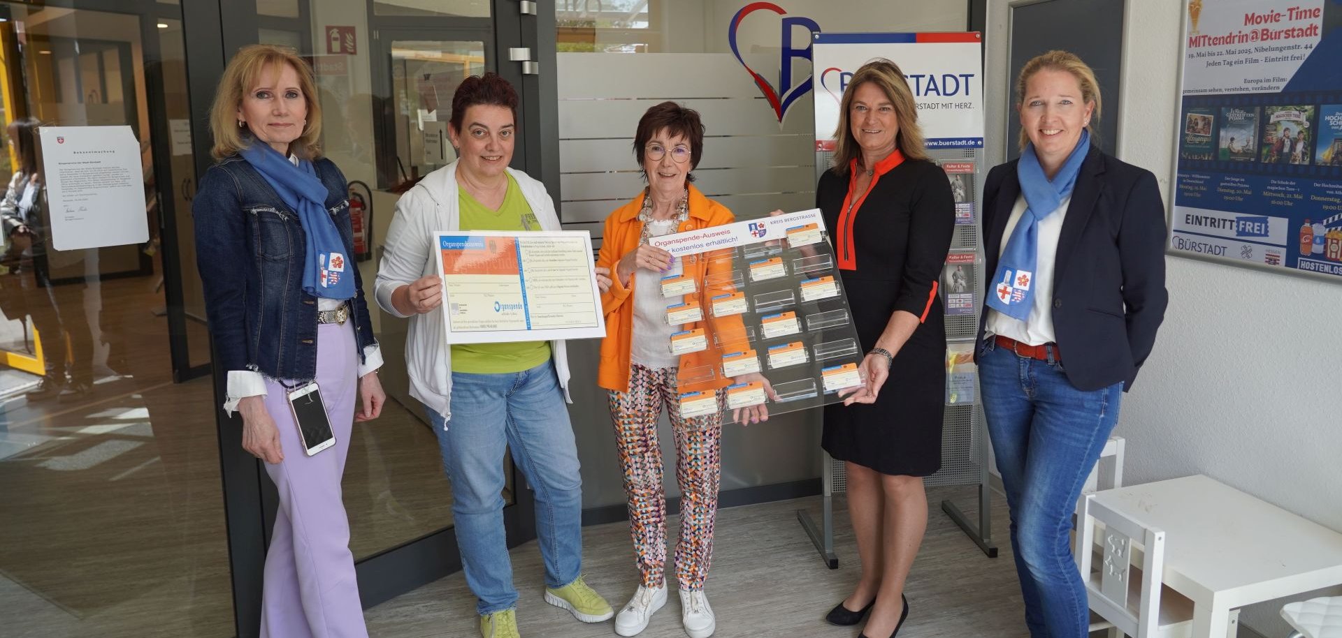 Erste Kreisbeigeordnete und Gesundheitsdezernentin Angelika Beckenbach (2. v.r.) überreichte gemeinsam mit dem Präventionsteam des Kreises Bergstraße (Reinhild Zolg, links, und Nadja Niestroj, rechts) die elfte Organspende-Ausweis-Tafel an die Bürgermeisterin von Bürstadt, Barbara Schader (Mitte), und die Fachärztin für Allgemeinmedizin, Dr. med. Elfi Hoffmann (2. v.l.) hält zusätzlich einen großen Organspende-Ausweis in den Händen.