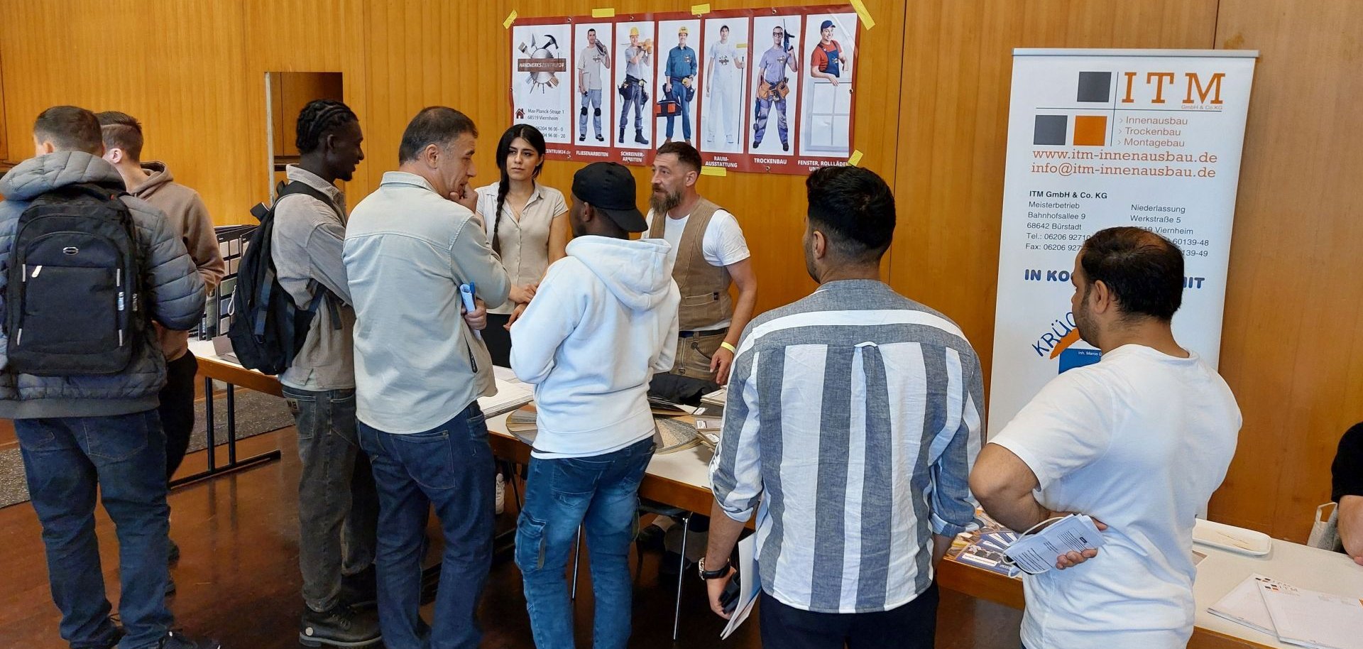 Beim Jobdating in Viernheim stehen Besucherinnen und Besucher am Stand von ITM Innenausbau.