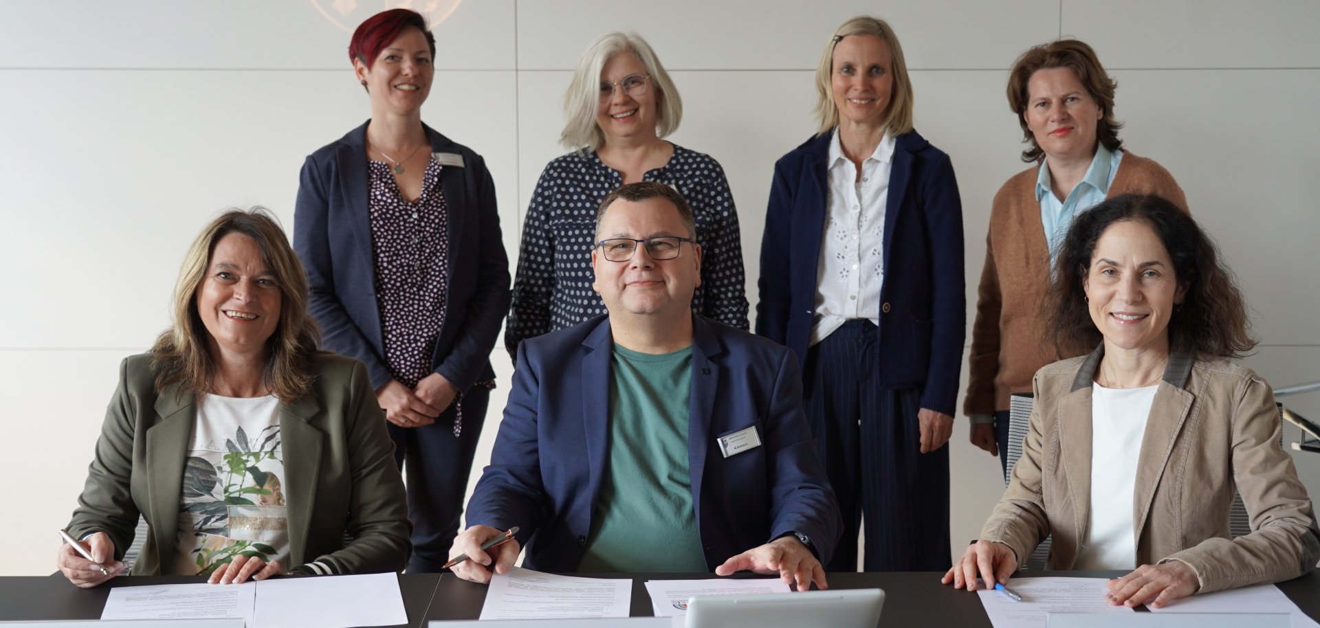 Die Erste Kreisbeigeordnete Angelika Beckenbach, der Leiter des Bergsträßer Jugendamtes Kai Kuhnert und die Kinderärztin Dr. Franziska Prehler (vorne, von links) bei der Unterzeichnung der Kooperationsvereinbarung zwischen den „Frühen Hilfen“ und der Kinderarztpraxis. Mit dabei die stellvertretende Leiterin des Fachbereiches Bildung, Betreuung und Erziehung im Jugendamt Rebecca Vettermann, Sieglinde Weimar vom Fachdienst „Frühe Hilfen“, die Gesundheits-Fachkraft Sandra Düringer und Georgeta Ensinger vom Fachdienst „Frühe Hilfen“ (hinten von links).