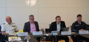 Radmesse - Bild 3 Landrat Christian Engelhardt (2. v. li.) klärte gemeinsam mit Ralf Drexelius, Fachbereichsleiter Prävention beim Polizeipräsidium Südhessen, Privatdozent Dr. Uwe Seitz, Chefarzt am Kreiskrankenhauses Bergstraße, und Johannes Hofmann, Kriminaloberkommissar und Präventionsbeauftragter der Polizeidirektion Bergstraße (von links nach rechts), über Sicherheit und Gesundheit beim Radfahren auf.