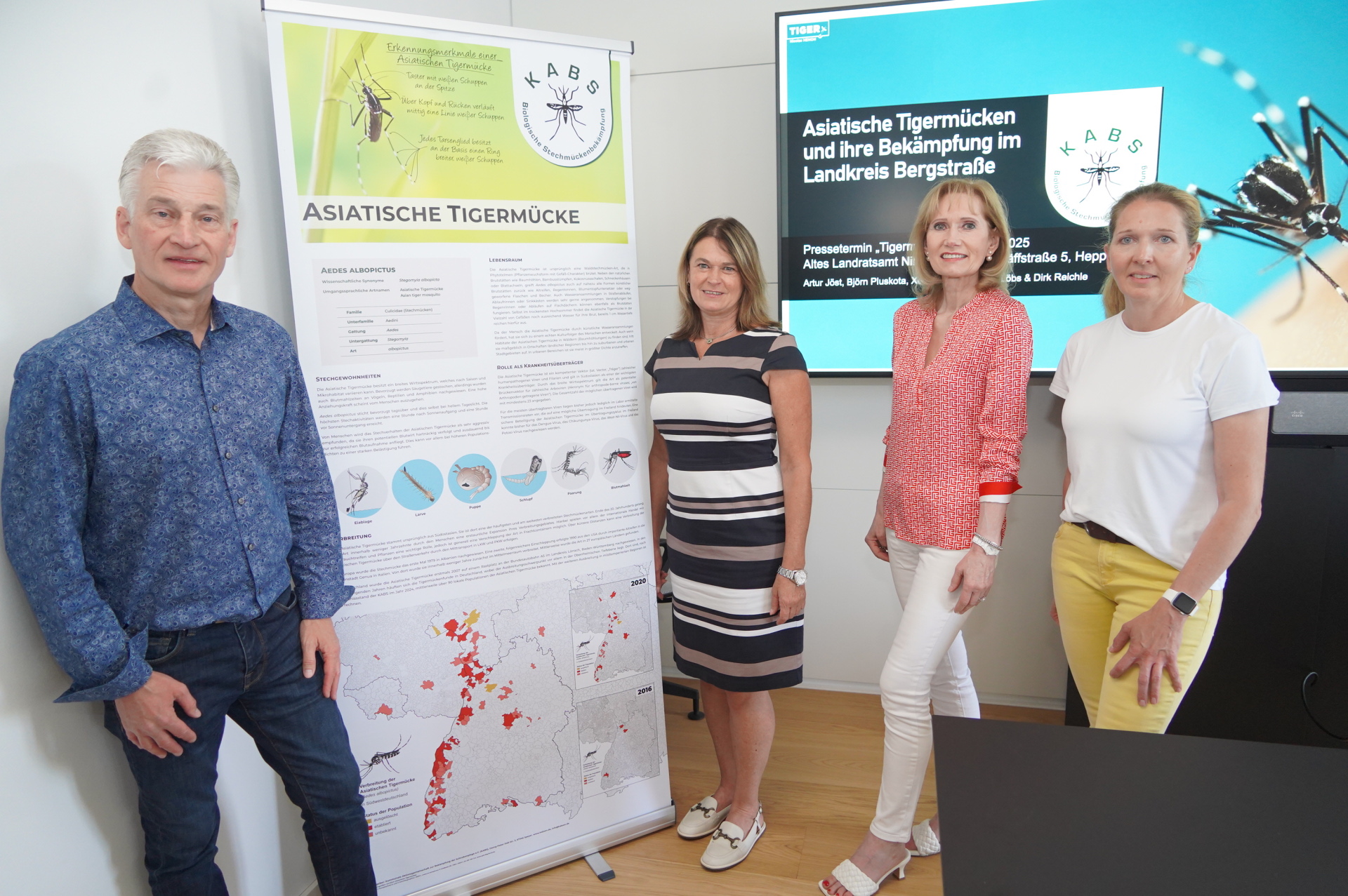 Die Erste Kreisbeigeordnete und für das Gesundheitsamt zuständige Dezernentin Angelika Beckenbach und der Diplom-Biologe Artur Jöst, Leiter der AG Exotische Stechmücken bei der Kommunalen Aktionsgemeinschaft zur Bekämpfung der Schnakenplage (KABS), informierten gemeinsam mit Reinhild Zolg und Nadja Niestroj vom Präventionsteam des Kreises Bergstraße über die Verbreitung und Bekämpfung der Asiatischen Tigermücke.