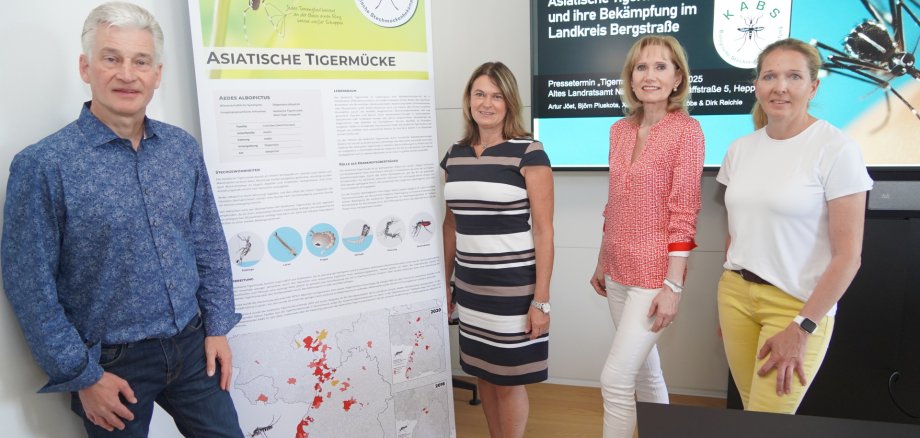 Die Erste Kreisbeigeordnete und für das Gesundheitsamt zuständige Dezernentin Angelika Beckenbach und der Diplom-Biologe Artur Jöst, Leiter der AG Exotische Stechmücken bei der Kommunalen Aktionsgemeinschaft zur Bekämpfung der Schnakenplage (KABS), informierten gemeinsam mit Reinhild Zolg und Nadja Niestroj vom Präventionsteam des Kreises Bergstraße über die Verbreitung und Bekämpfung der Asiatischen Tigermücke.